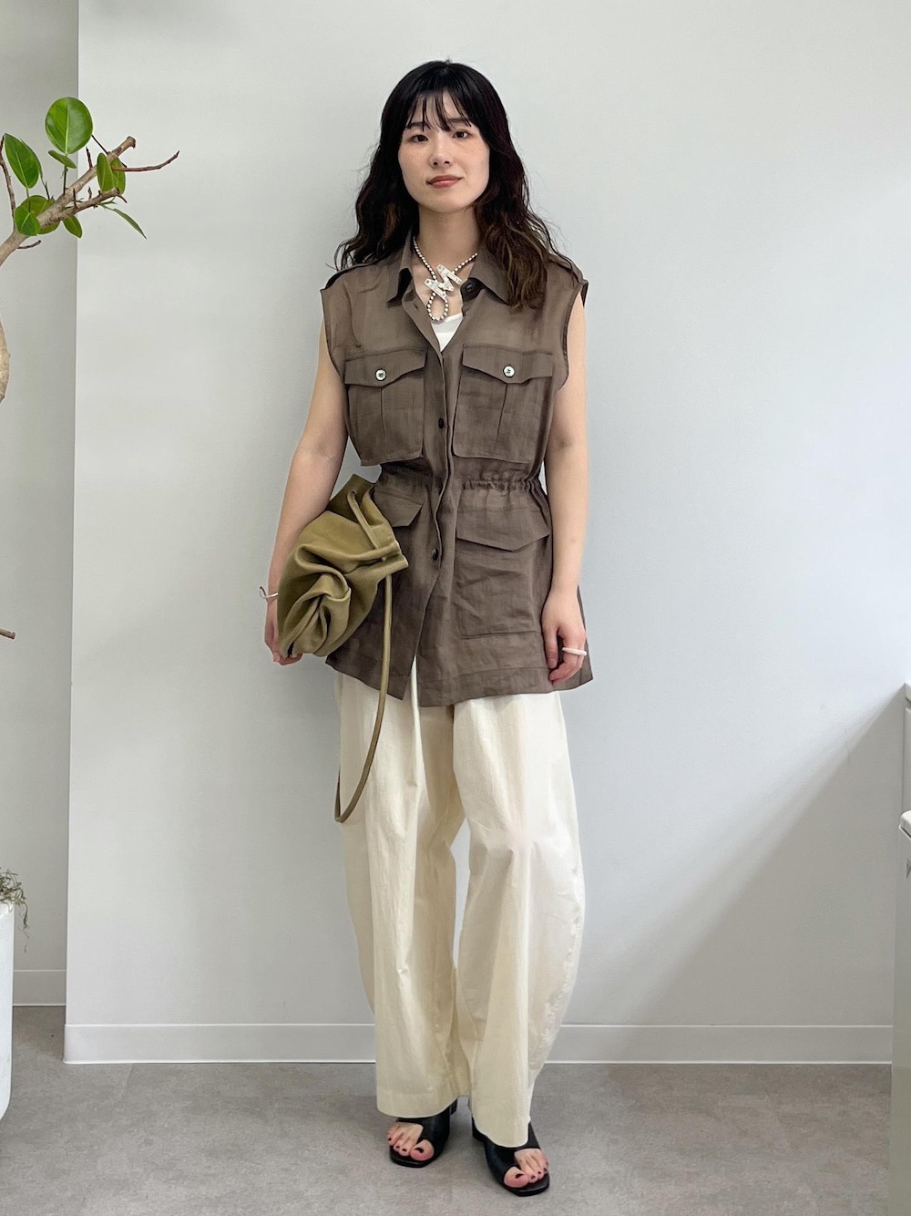 「ミリタリージレ、ミリタリーベスト、ブラウン、羽織、タンクトップ、カーヴィーパンツ、撥水、レザー、Gabriela Coll Garments、ERICKA NICOLAS BEGAY、トゥアレグ、ブローチ、初夏コーデ、夏コーデ、デートコーデ」｜「SALON adam et rope'のヒールトングサンダル（サンダル、ブラック系）」を使った、michiruさん（レディース・156cm）の春コーディネートの1枚目の写真