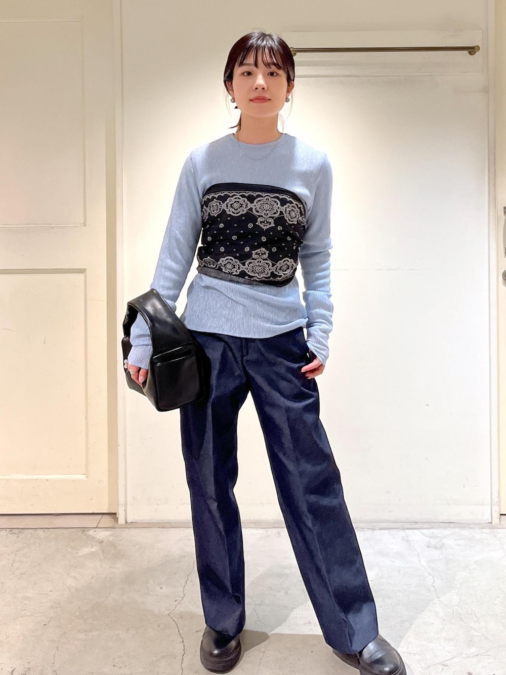 「Tシャツ、シアー、サックス、ハンドバッグ、ビスチェ、バンダナ、ブーツ、THROW、パンツ、デニム、ネイビー、ストレート、ブラック、サロンアダムエロペ、SALON adam et ropé」｜「SALON adam et rope'のワンハンドルボックスミニバッグ（ハンドバッグ、ブラック系）」を使った、michiruさん（レディース・156cm）の冬コーディネートの1枚目の写真