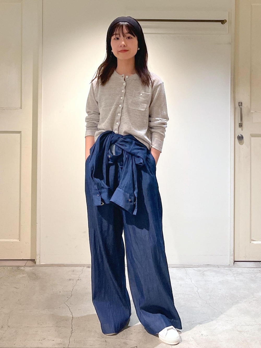 「スパークルリネン、グレー、デニム、adidas、SUPERSTAR82、heyep、ヘアバンド、初春コーデ、春コーデ、デートコーデ、お出かけコーデ、旅行コーデ、アウトドアコーデ、推し活コーデ、女子会コーデ」｜「SALON adam et rope'の［スパークルリネン］シアーラメニットクルーネックカーディガン（カーディガン/ボレロ、グレー系）」を使った、michiruさん（レディース・156cm）の春コーディネートの1枚目の写真
