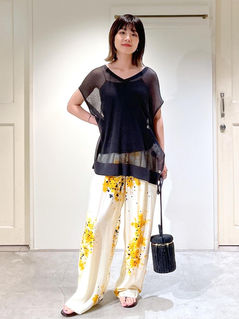 「SALE、SALEコーデ、デザインtops、シアー、メッシュ、2way、チャコール、SUKU HOME、ルームウェア、BRENTELLA、BAGMATI、ブラック、カゴバッグ、プルオーバー、イエロー」｜「SALON adam et rope'の【BRENTELLA（ブレンテッラ）】Wストラップトングサンダル（サンダル、ブラック系）」を使った、michiruさん（レディース・156cm）の夏コーディネートの1枚目の写真