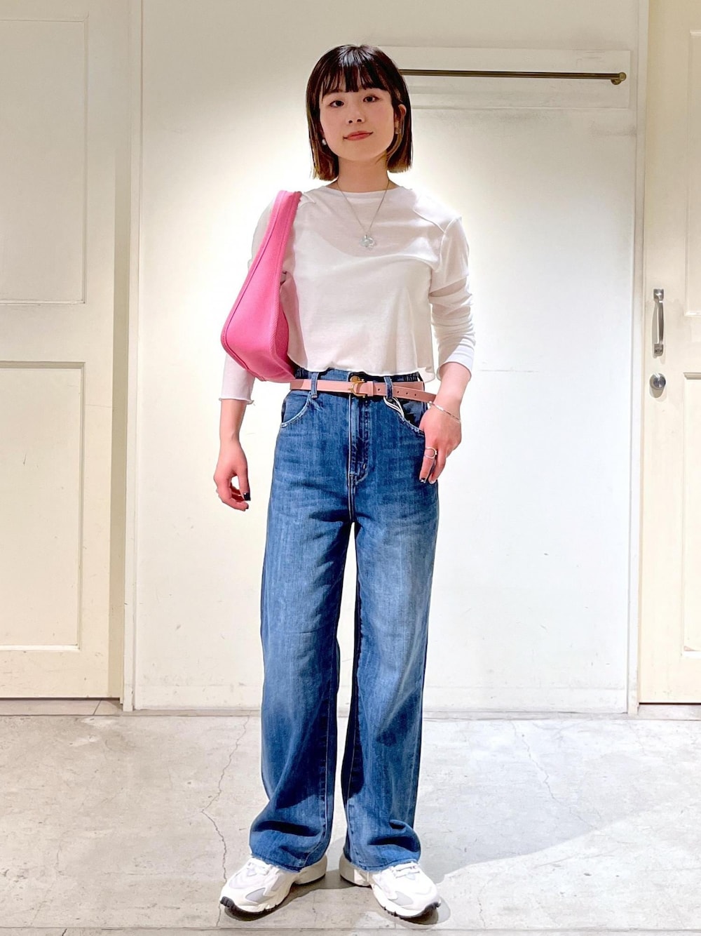 「Americana、Tシャツ、タンクトップ、redcardtokyo、レッドカードトーキョー、POP UP、Manoa、New Balance、ML725、ハンドルバッグ、ピンク、TORY LEATHER、ベルト、ホワイト、ブルー」｜「AMERICANAの[24SS]【Americana for SALON】別注シアーロングTシャツ＆キャミソールセットアップ（Tシャツ/カットソー、ホワイト系）」を使った、michiruさん（レディース・156cm）の春コーディネートの1枚目の写真