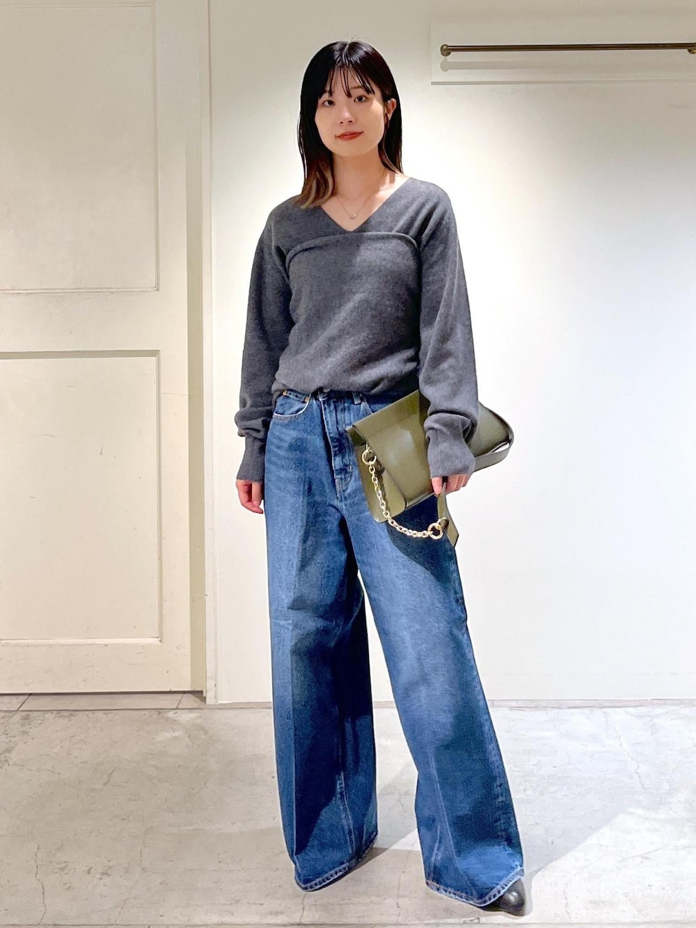 「カシミヤ、ニット、プルオーバー、グレー、Ｖネック、ショール、バンダナ、ワイドパンツ、バギーパンツ、デニム、ネイビー、REMME、ショートブーツ、ヒールブーツ、レザー」｜「SALON adam et rope'の【REMME（レメ）】アンクルブーツ 5センチピンヒール（ブーツ、ブラック系）」を使った、michiruさん（レディース・156cm）の秋コーディネートの1枚目の写真