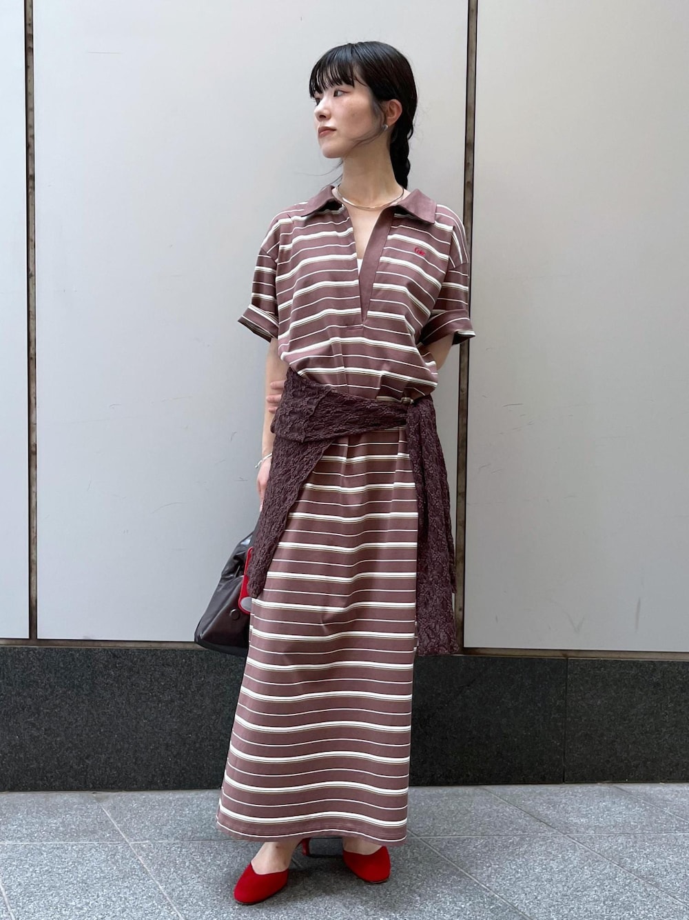 「スペシャルコレクション、ボーダー、ブラウン、レース、シアー、ダークブラウン、レザー、チャーム、初夏コーデ、夏コーデ、デートコーデ、お出かけコーデ、旅行コーデ、女子会コーデ、スポーツミックス」｜「SALON adam et rope'のレースシアートップス［ストレッチ］（その他トップス、ブラウン系）」を使った、michiruさん（レディース・156cm）の夏コーディネートの1枚目の写真
