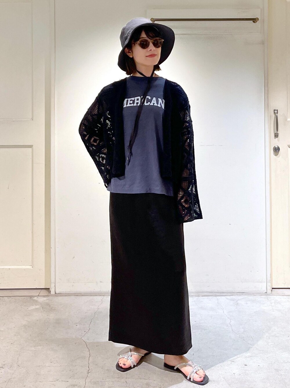 「カーディガン、2way、クロシェ編み、レース、Americana、VINILO、別注、chisaki、帽子、IZIPIZI、サングラス、ブラック、プルオーバー、ネイビー、ロゴ」｜「SALON adam et rope'のシャイニーナロースカート【洗える】（スカート、ブラック系）」を使った、michiruさん（レディース・156cm）の春コーディネートの1枚目の写真