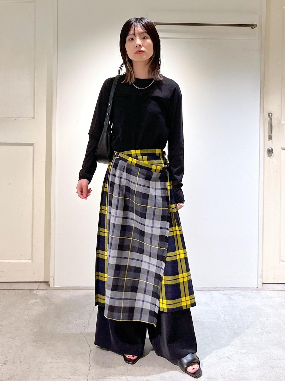 「GGG for SALON、GOOD PEOPLE GOOD STITCHING GOOD PRODUCT、シアー、Tシャツ、ブラック、オールインワン、ベアトップ、O'NEIL of DUBLIN for SALON、O'NEIL of DUBLIN、キルトスカート、チェック柄、BRENTELLA、ミニバッグ、レザー、ヒール」｜「O'NEIL of DUBLINの【O'NEIL of DUBLIN for SALON】別注2カラーレッグイージーキルトスカート（スカート、グレー系）」を使った、michiruさん（レディース・156cm）の秋コーディネートの1枚目の写真