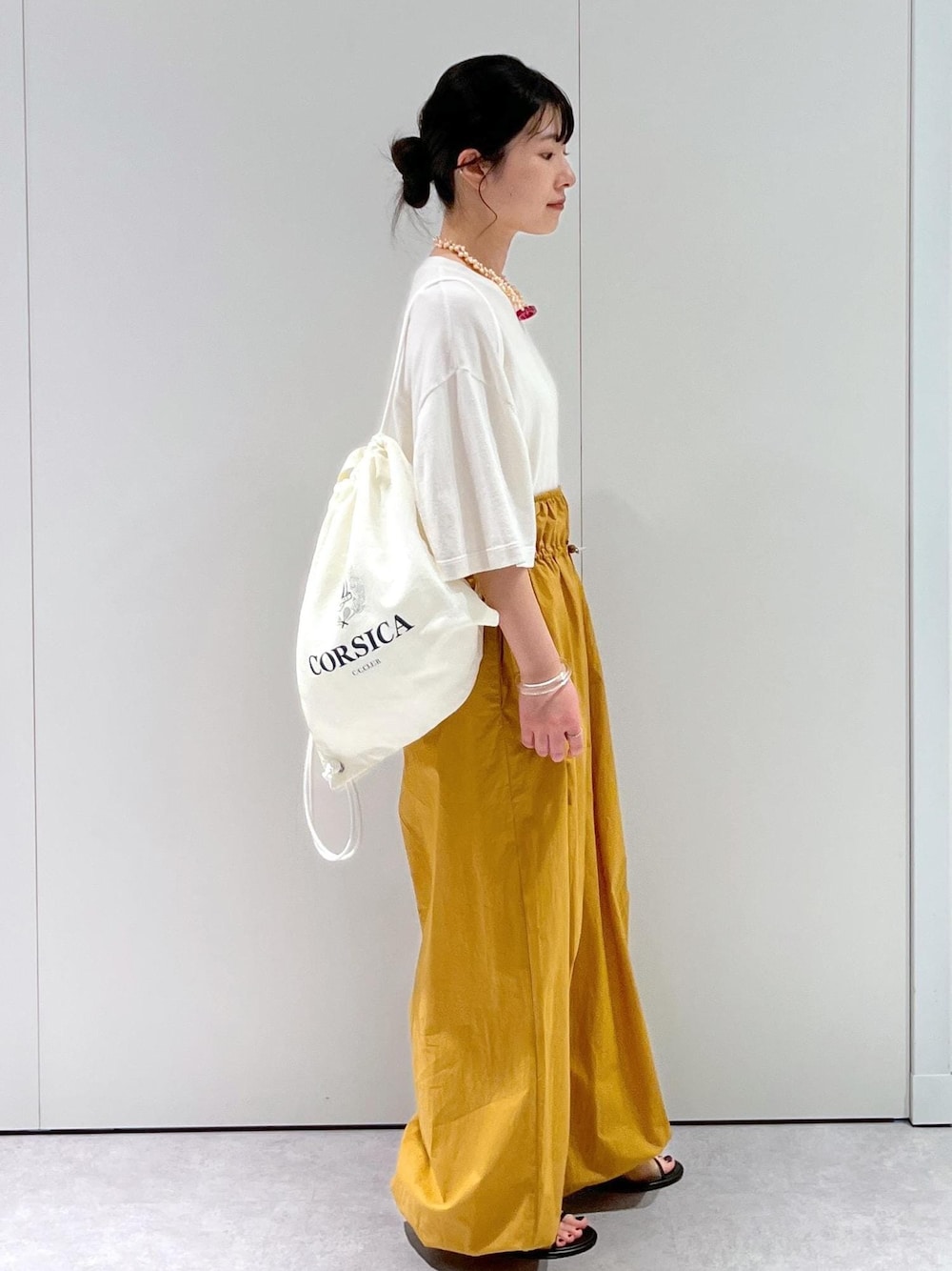 「Baserange、ワイドパンツ、キャメル、BRENTELLA、ミュール、メッシュ、オフホワイト、ナップサック、リュック、extreme cashmere、Tシャツ、Raponesa General Store、ネックレス、パール、初春コーデ」｜「SALON adam et rope'のナップサック（トートバッグ、ホワイト系）」を使った、michiruさん（レディース・156cm）の冬コーディネートの1枚目の写真
