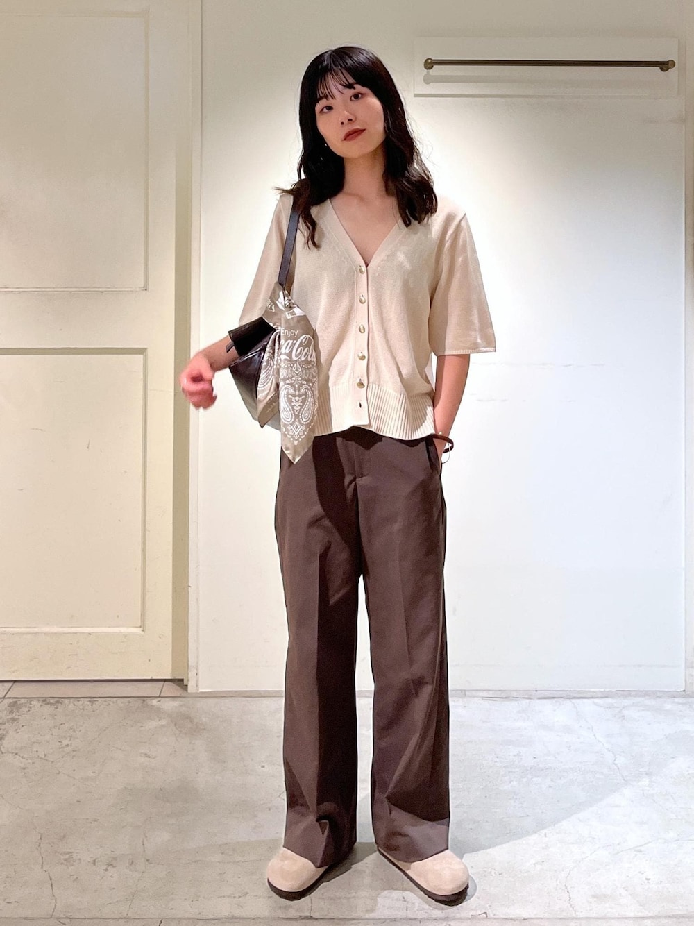 「羽織、半袖、ブラウン、BIRKENSTOCK、Boston、レザー、WS、Coca-Cola、初秋コーデ、秋コーデ、お仕事コーデ、お出かけコーデ、旅行コーデ、推し活コーデ、女子会コーデ」｜「BIRKENSTOCKの【BIRKENSTOCK(ビルケンシュトック)】Boston/ボストン（サンダル、グレー系）」を使った、michiruさん（レディース・156cm）の夏コーディネートの1枚目の写真