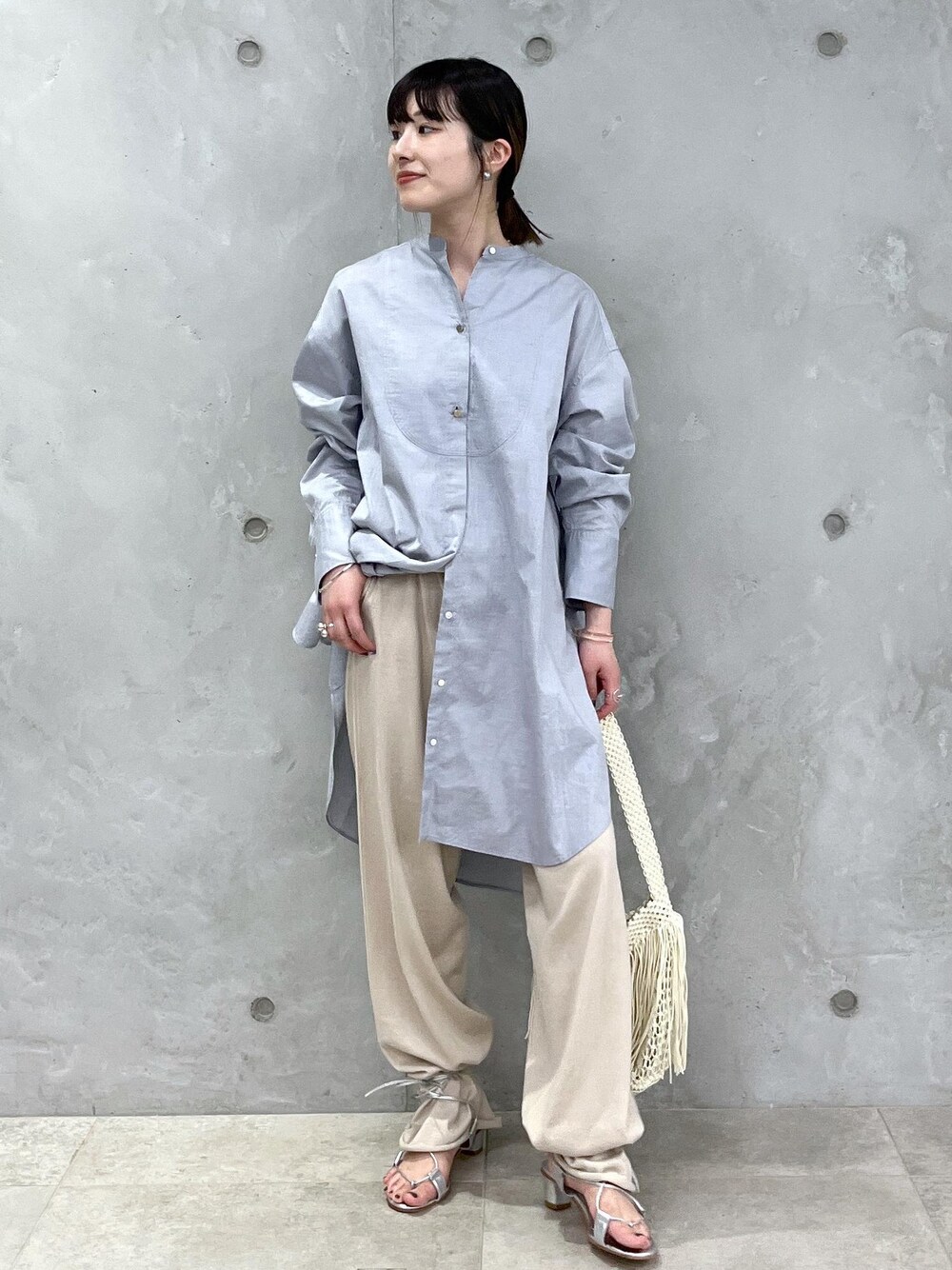 「audrey hepburn、audrey hepburn collection by jun、オードリー・ヘプバーン、オードリー・ヘプバーンコレクションバイジュン、Special2024、オーバーシャツ、チュニック、extreme cashmere、MARTINIANO、PAVONE、BAGMATI、ホワイト、ショルダーバッグ、グレー、シャツ」｜「The Bagmatiの【BAGMATI（バグマティ）】別注フリンジバッグ（ハンドバッグ、ホワイト系）」を使った、michiruさん（レディース・156cm）の夏コーディネートの1枚目の写真