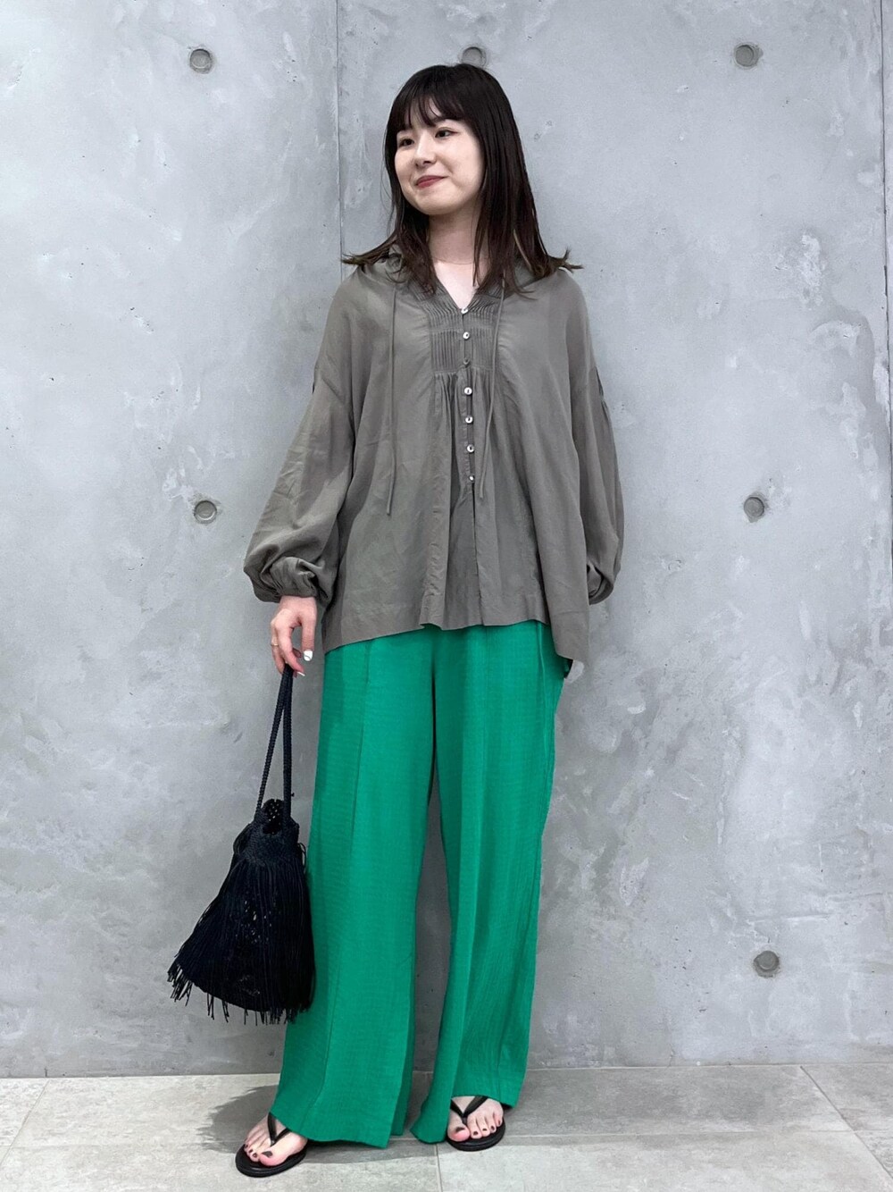 「23SS夏の新作、骨格ウェーブ、ブルベ、低身長、ブラウス、高島ちぢみ、The Bagmati、サロンアダムエロペ、NICOLAS LAINAS、フリンジバッグ、初夏コーデ、シアートップス、SALON　adam et rope'」｜「NICOLAS LAINASの【NICOLAS LAINAS（ニコラスライナス）】コンフォートソールトングサンダル（サンダル、ブラック系）」を使った、michiruさん（レディース・156cm）の春コーディネートの1枚目の写真