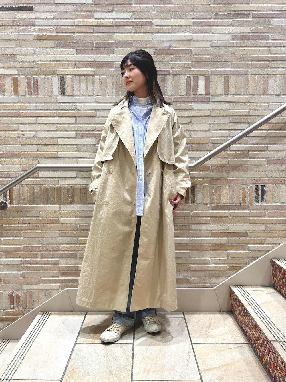 「春服、春カラー、オトナカジュアル、デニムコーデ、骨格ウェーブ、低身長女子、春アウター、ロングコート、コンバース、デニム、きれいめカジュアル、春色、トレンチコート、シャツスタイル、シャツ」｜「SALON adam et rope'の【NIPPON CULTURE】Onibegieトレンチコート（トレンチコート、ベージュ系）」を使った、michiruさん（レディース・156cm）の冬コーディネートの1枚目の写真