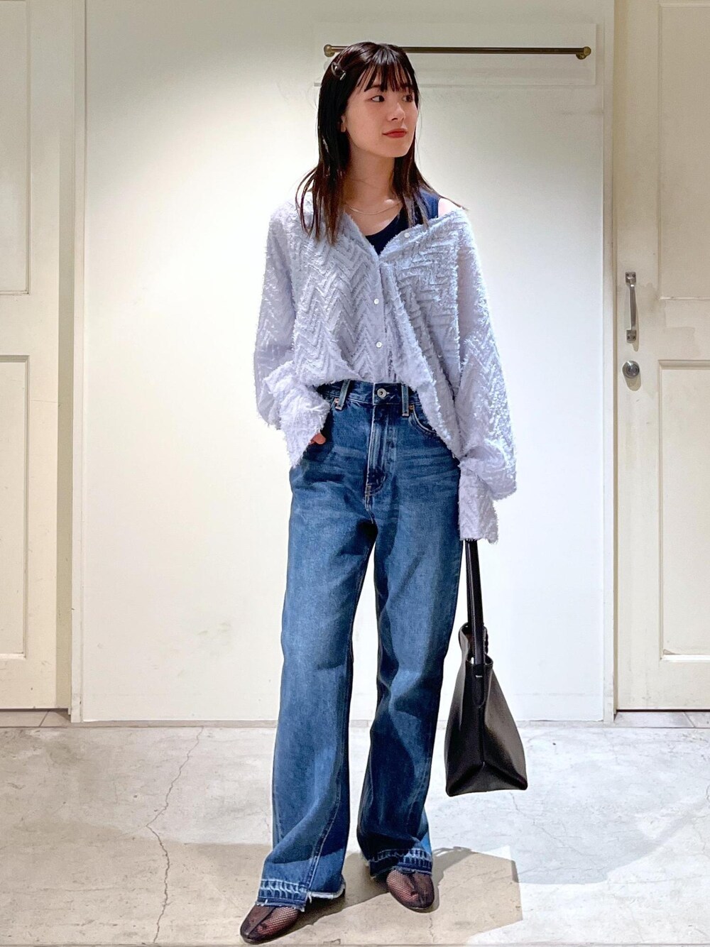 「モンターニュ、シャツ、Ｖネック、Hug Silk、ネイビー、デニム、REMME、トートバッグ、レザーバッグ、初春コーデ、春コーデ、デートコーデ、お出かけコーデ、旅行コーデ、推し活コーデ」｜「REMMEの【REMME(レメ)】メッシュフラットシューズ（パンプス、ブラック系）」を使った、michiruさん（レディース・156cm）の春コーディネートの1枚目の写真