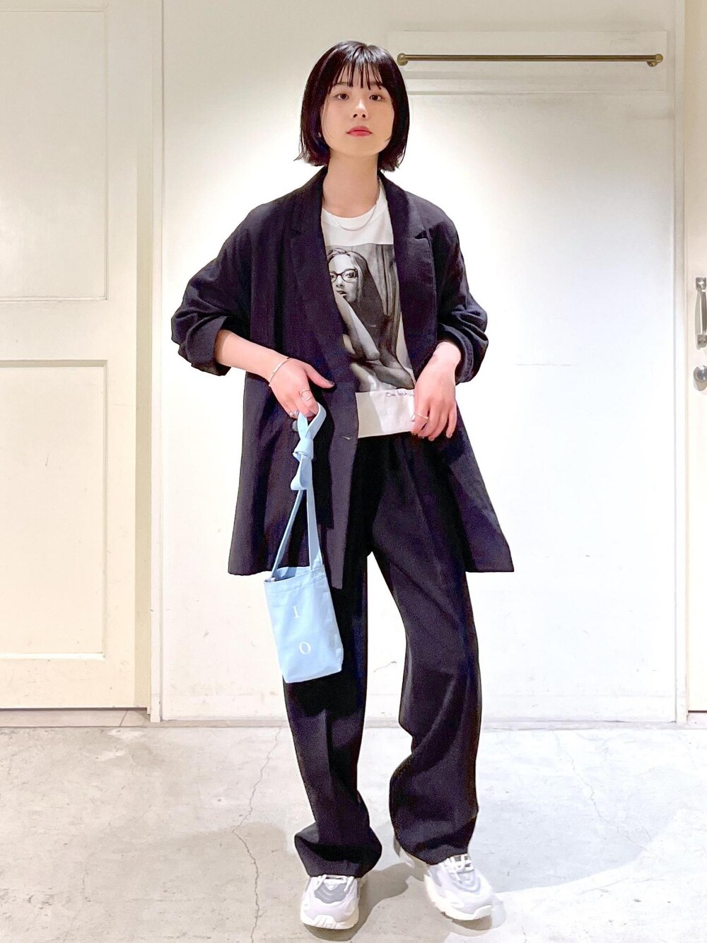「オーガニックコットン、COUTURE D'ADAM、Tシャツ、スラックス、New Balance、ニューバランス、ノベルティ、NOVELTY、サコッシュ、ブルー、グレー、ブラック、ジャケット、パンツ、スニーカー」｜「SALON adam et rope'のイージーリラックスストレートパンツ【UVケア・防シワ・吸水速乾・洗える】（スラックス、ブラック系）」を使った、michiruさん（レディース・156cm）の春コーディネートの1枚目の写真