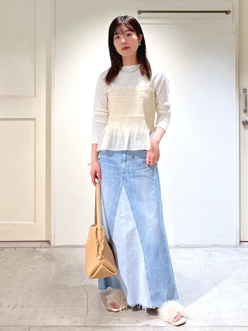 「Tシャツ、redcardtokyo、Vivan、デニム、スカート、ブルー、ミドルトートバッグ、レザー、Wminibag_pickup、初春コーデ、春コーデ、デートコーデ、お出かけコーデ、旅行コーデ、推し活コーデ」｜「SALON adam et rope'のスプリットレザーミドルトートバッグ/バケットバッグ（ショルダーバッグ、ベージュ系）」を使った、michiruさん（レディース・156cm）の春コーディネートの1枚目の写真