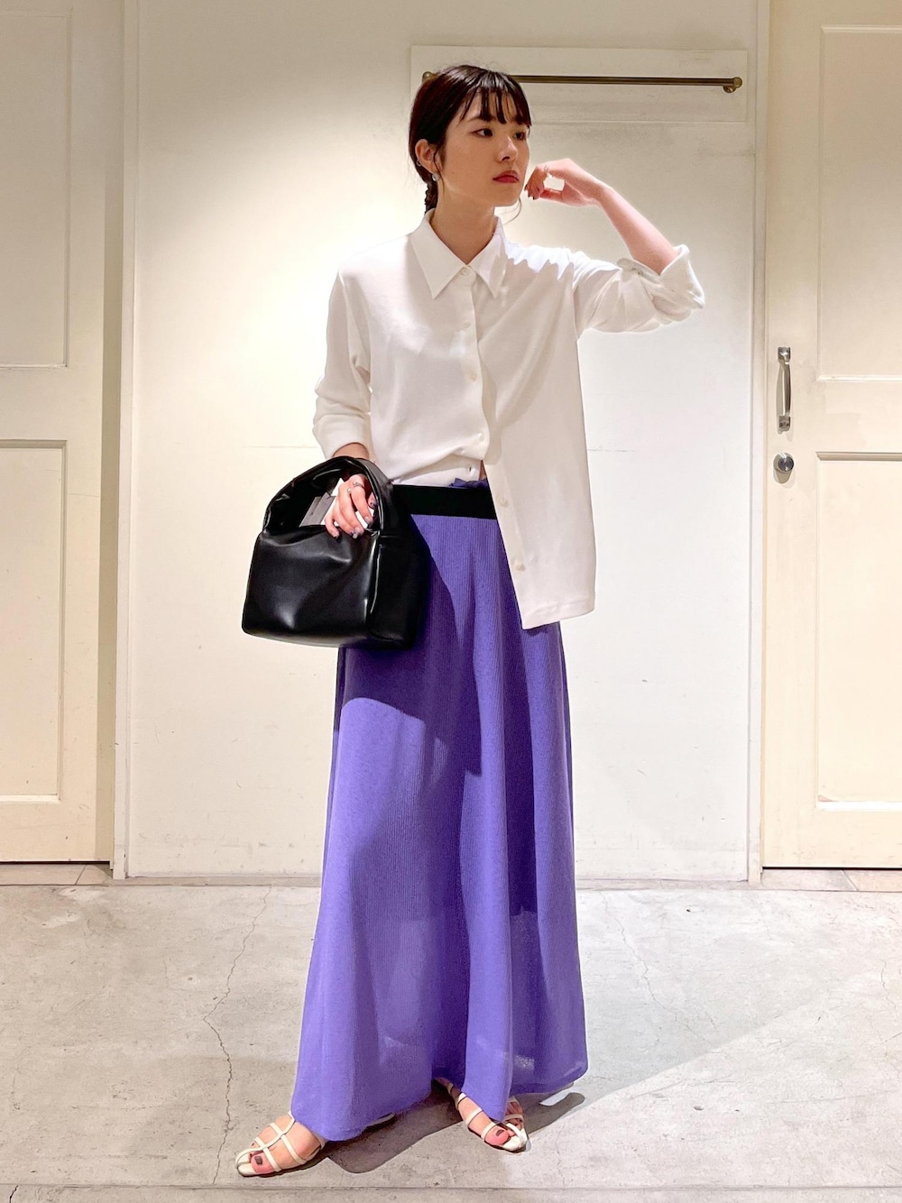 「骨格ウェーブ、ブルベ、低身長、KINAN、ポンチ素材、シアー、ロングスカート、サロンアダムエロペ、ハンドバッグ、スカート、お出かけコーデ、シャツスタイル、サンダル、SALON　adam et rope'、カラーコーデ」｜「SALON adam et rope'のKINANシアーリブロングスカート（スカート、パープル系）」を使った、michiruさん（レディース・156cm）の夏コーディネートの1枚目の写真