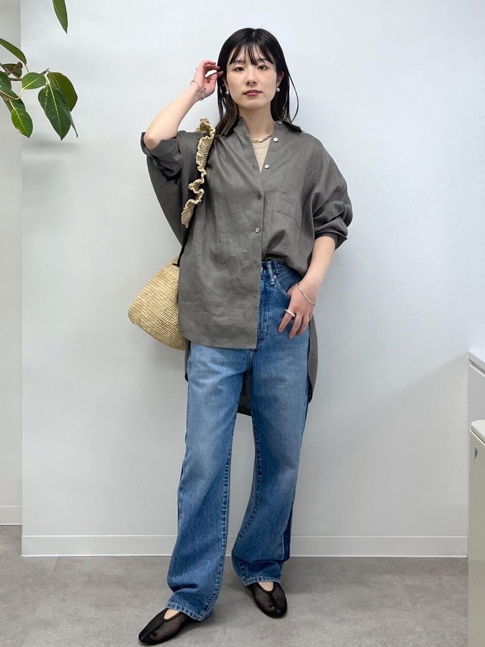 「GENTLE LINEN、シャツ、オーバーサイズ、リネン、グレー、アメリカンスリーブ、ベージュ、KURO for SALON、KURO、OPTIMA、デニム、ブルー、REMME、フラットシューズ、メッシュ」｜「REMMEの【REMME(レメ)】メッシュフラットシューズ（パンプス、ブラック系）」を使った、michiruさん（レディース・156cm）の冬コーディネートの1枚目の写真