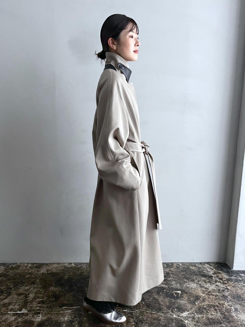 「新作、VISTO WOOL GABA、アウター、GENTLE SILK、Tシャツ、プルオーバー、NIPPON CULTURE、クラウドレース、MARTINIANO、ショートブーツ、ベージュ、ロング、コート、スタンドカラー、ブラック」｜「SALON adam et rope'の[24AW]GENTLE SILK ラウンドヘムTシャツ【セットアップ対応】（シャツ/ブラウス、グレー系）」を使った、michiruさん（レディース・156cm）の秋コーディネートの1枚目の写真