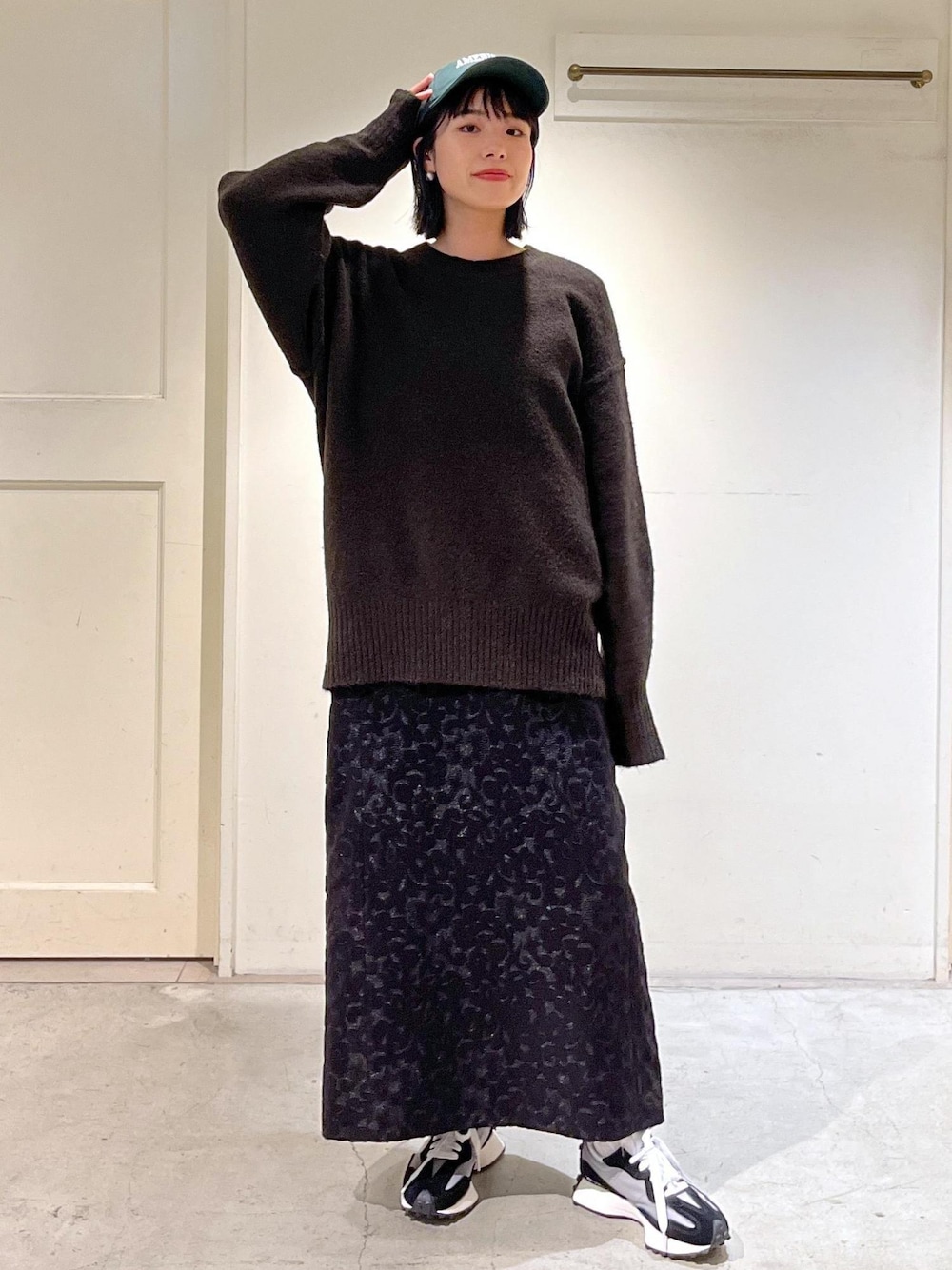 「アルパカ、ワンピース、キャミワンピース、ジャガード、桐生織、NEW BALANCE、ニューバランス、ブラック、Americana、アメリカーナ、キャップ、グリーン、ブラウン、プルオーバー、ニット」｜「SALON adam et rope'の【NIPPON CULTURE】ジャガードキャミワンピース（ワンピース、ブラック系）」を使った、michiruさん（レディース・156cm）の秋コーディネートの1枚目の写真