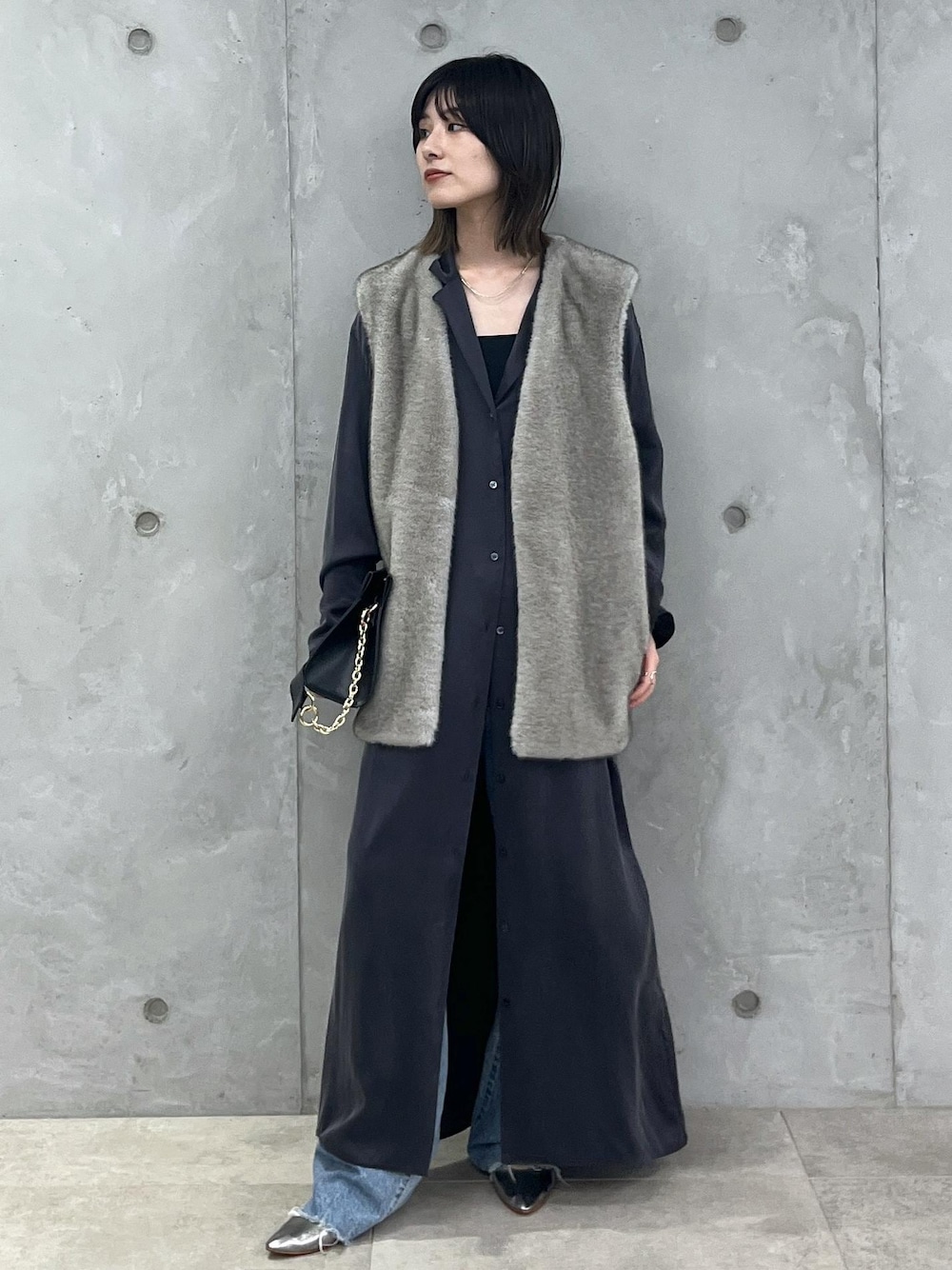 「新作、ファー、ジレ、GENTLE SILK、チャコール、KURO for SALON、KURO、デニム、ブルー、MARTINIANO、シルバー、チェーンバッグ、クラッチバッグ、グレー、ブラック」｜「SALON adam et rope'の【2WAY】レザースクエアチェーンクラッチショルダーバッグ（ショルダーバッグ、ブラック系）」を使った、michiruさん（レディース・156cm）の夏コーディネートの1枚目の写真