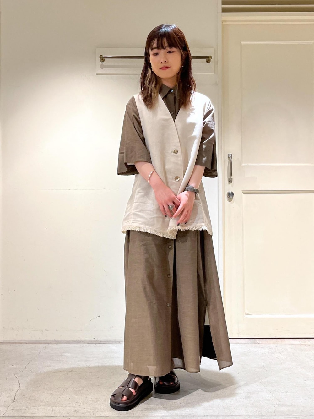 「骨格ウェーブ、ブルベ、低身長、シャツワンピース、ジレ、MOHI、レザーサンダル、シルバー、バングル、サロンアダムエロペ、ビッグシルエット、厚底シューズ、お出かけコーデ、SALON　adam et rope'、シアートップス」｜「MOHIの【MOHI（モヒ）】レザーサンダル（サンダル、ブラウン系）」を使った、michiruさん（レディース・156cm）の夏コーディネートの1枚目の写真