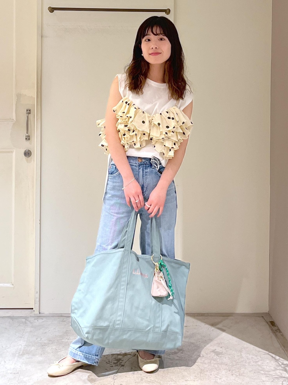 「プリマベール、RED CARD TOKYO for SALON、RED CARD TOKYO、デニム、easy SLOGAN、porselli、L.L.Bean for SALON、グロサリートート、マザーズバッグ、旅行バッグ、チャーム、2025JUNPRESS対象商品、crinkle crinkle crinkle、クリンクルクリンクルクリンクル、キャミソール」｜「SALON adam et rope'のプリマベールショルダータックノースリーブプルオーバー［UVケア・洗える］（Tシャツ/カットソー、ホワイト系）」を使った、michiruさん（レディース・156cm）の春コーディネートの1枚目の写真