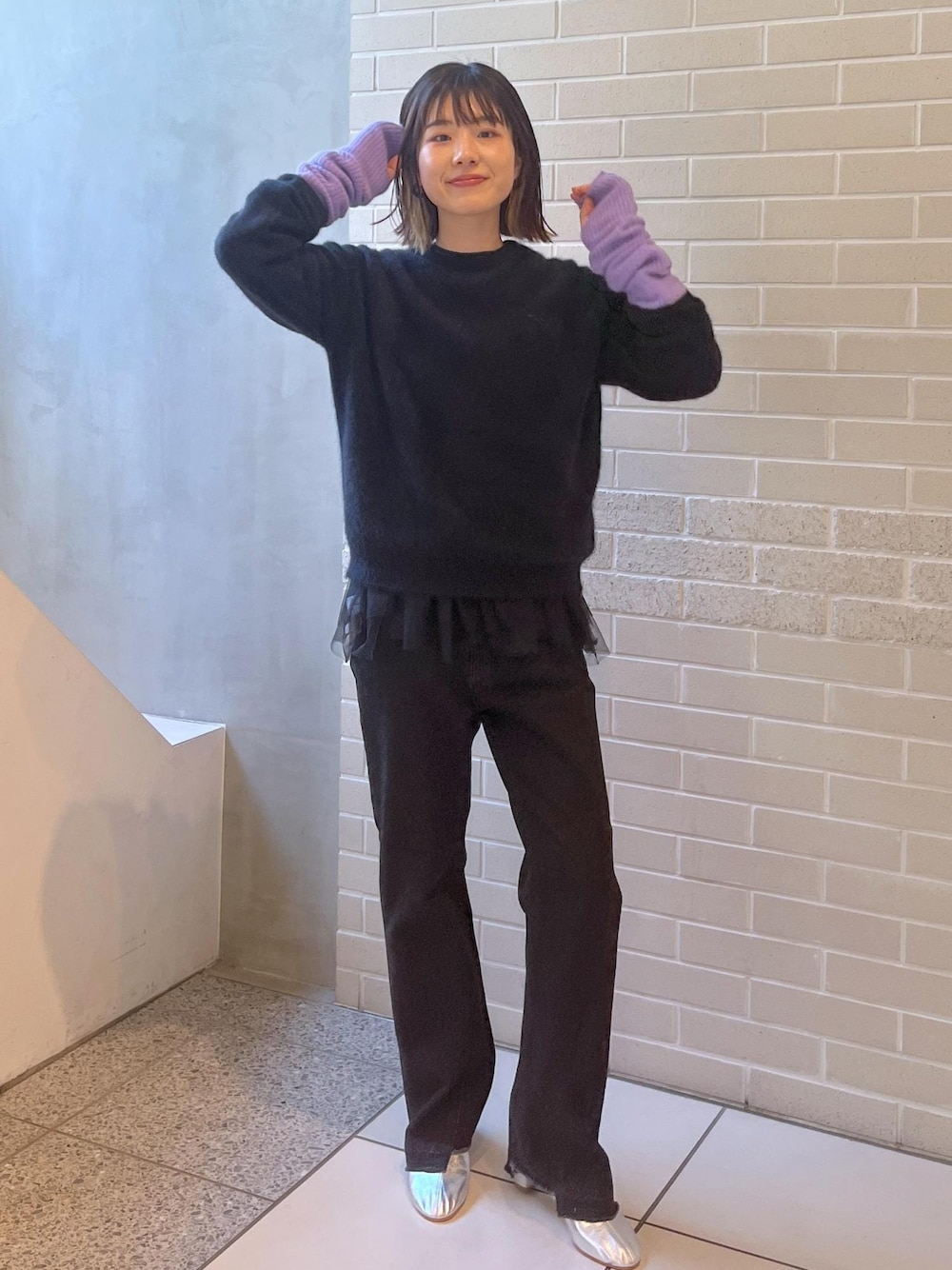 ブラック系のニット/セーター、ブラック系のベスト、グレー系のデニムパンツを着用したレディースの秋コーディネートの1枚目の写真