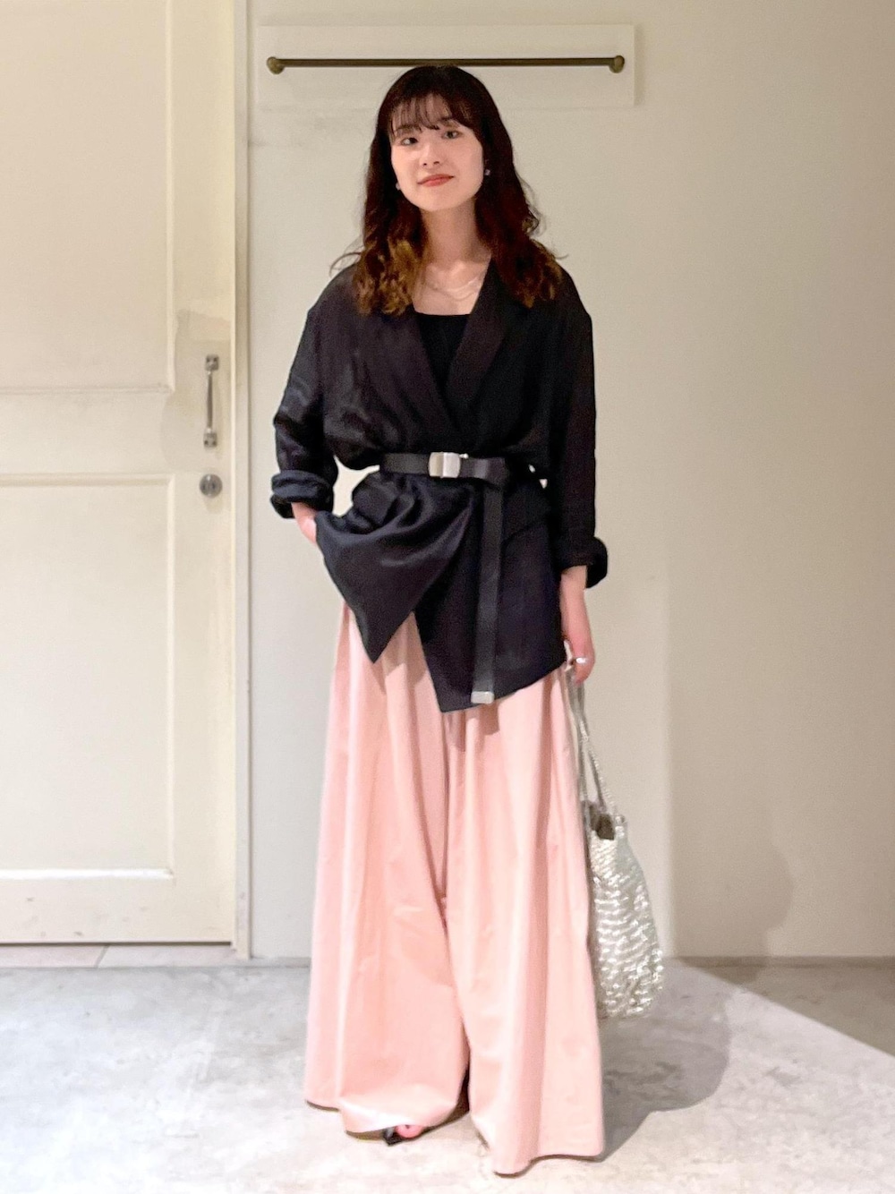 「羽織、Baserange、CABLE PANTS、BAGMATI、シルバー、春コーデ、初夏コーデ、デートコーデ、お出かけコーデ、旅行コーデ、推し活コーデ、女子会コーデ、大人カジュアル、パンツスタイル、カジュアルコーデ」｜「SALON adam et rope'のナローストラップサンダル（サンダル、ブラック系）」を使った、michiruさん（レディース・156cm）の春コーディネートの1枚目の写真