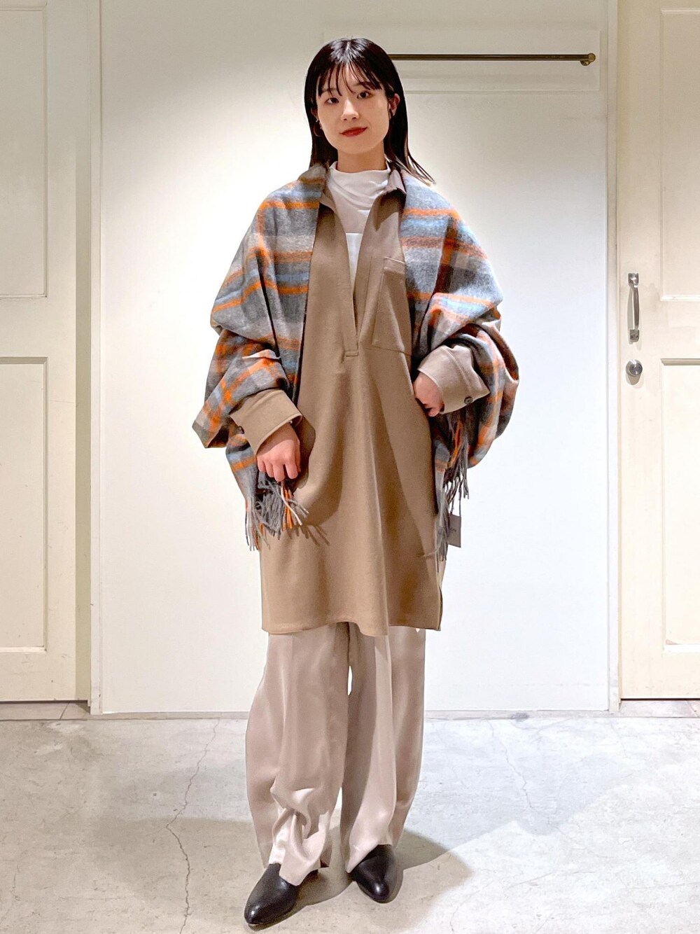 「ウール、ベージュ、Tシャツ、ハイネック、シアー、ホワイト、GENTLE SILK、イージーパンツ、グレー、REMME、ショートブーツ、レザー、ブラック、TWEEDMILL、マフラー」｜「SALON adam et rope'のGENTLE SILKイージーパンツ【セットアップ対応】（その他パンツ、グレー系）」を使った、michiruさん（レディース・156cm）の秋コーディネートの1枚目の写真