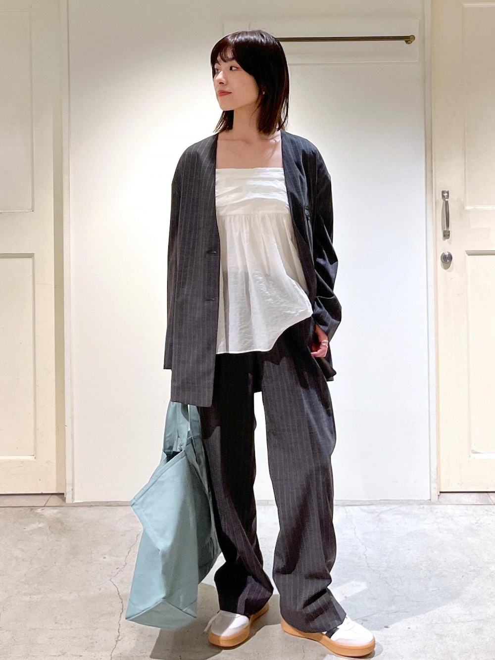 「ノーカラー、ジャケット、ストライプ、チャコール、シアー、オーガニックコットン、adidas、SAMBA XLG、L.L.Bean、マザーズバッグ、Grocery Tote、別注、ホワイト、オーバーサイズ、センタープレス」｜「SALON adam et rope'のオーガニックコットンタックギャザーキャミソール【アンサンブル対応】（キャミソール、ホワイト系）」を使った、michiruさん（レディース・156cm）の夏コーディネートの1枚目の写真