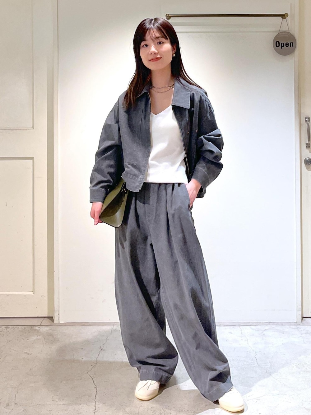 「ジップ、チャコール、カーヴィーパンツ、ホワイト、スニーカー、adidas、レザーバッグ、チェーンバッグ、クラッチバッグ、初春コーデ、春コーデ、デートコーデ、お出かけコーデ、旅行コーデ、アウトドアコーデ」｜「SALON adam et rope'の【2WAY】レザースクエアチェーンクラッチショルダーバッグ（ショルダーバッグ、グリーン系）」を使った、michiruさん（レディース・156cm）の春コーディネートの1枚目の写真