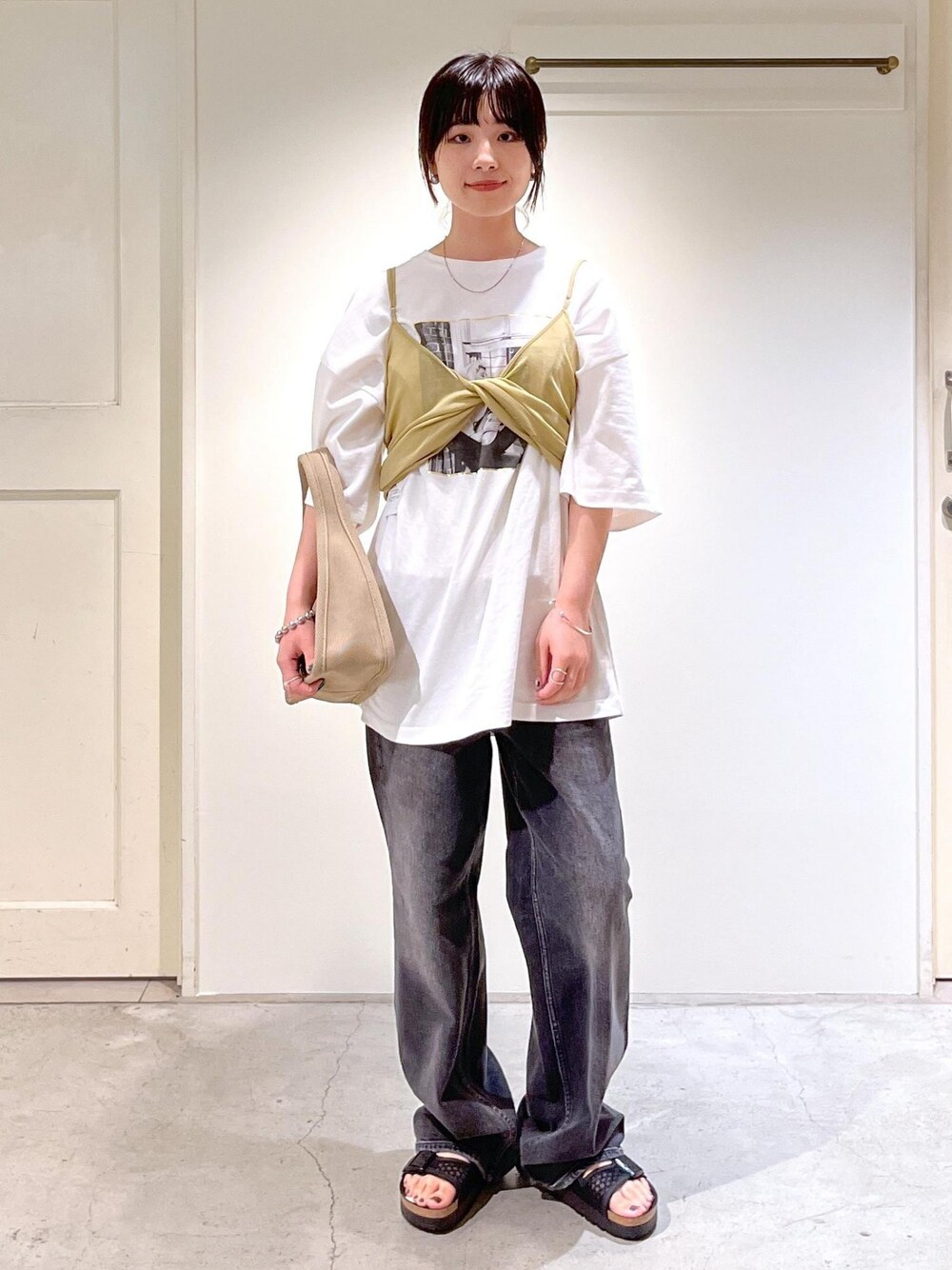 「audrey hepburn、audrey hepburn collection by jun、オードリー・ヘプバーン、オードリー・ヘプバーンコレクションバイジュン、nu=layer、healthy denim、ヘルシーデニム、BIRKENSTOCK、Arizona Platform Flex Mesh、Pink Pepper、ホワイト、ベージュ、Tシャツ、イエロー、プリント」｜「SALON adam et rope'のジャガードワンハンドルバッグ（ハンドバッグ、ベージュ系）」を使った、michiruさん（レディース・156cm）の夏コーディネートの1枚目の写真