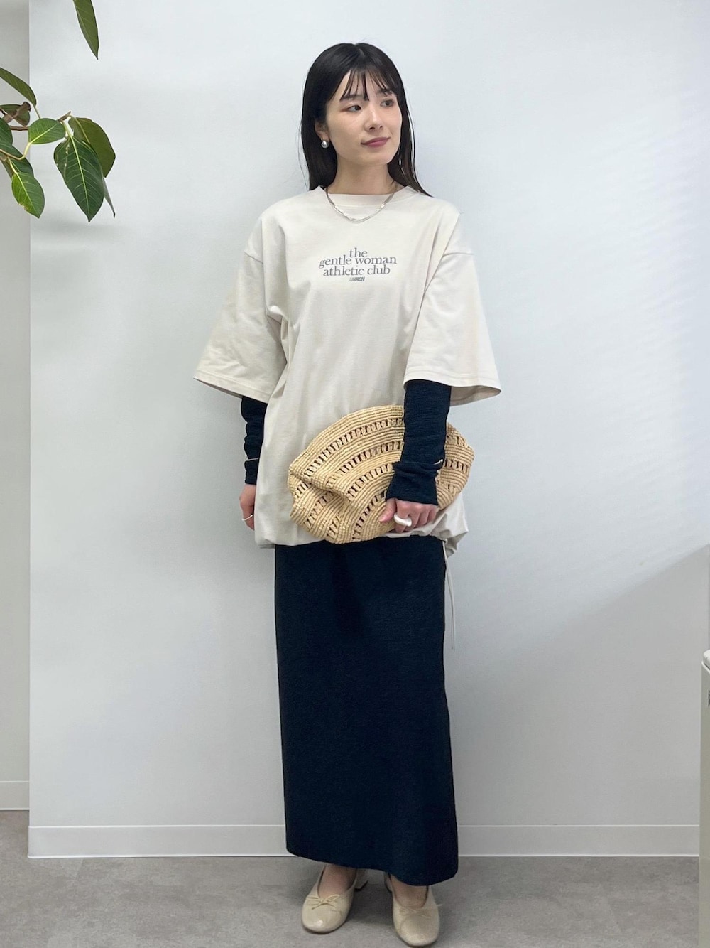 「Americana for SALON、Americana、Tシャツ、半袖、オーバーサイズ、オフホワイト、プルオーバー、クロップド丈、ラメ、ネイビー、タイトスカート、porselli、バレエヒール、ベージュ、MAISON N.H PARIS」｜「SALON adam et rope'のシャイニージャカードクロップドプルオーバー（Tシャツ/カットソー、ブルー系）」を使った、michiruさん（レディース・156cm）の冬コーディネートの1枚目の写真