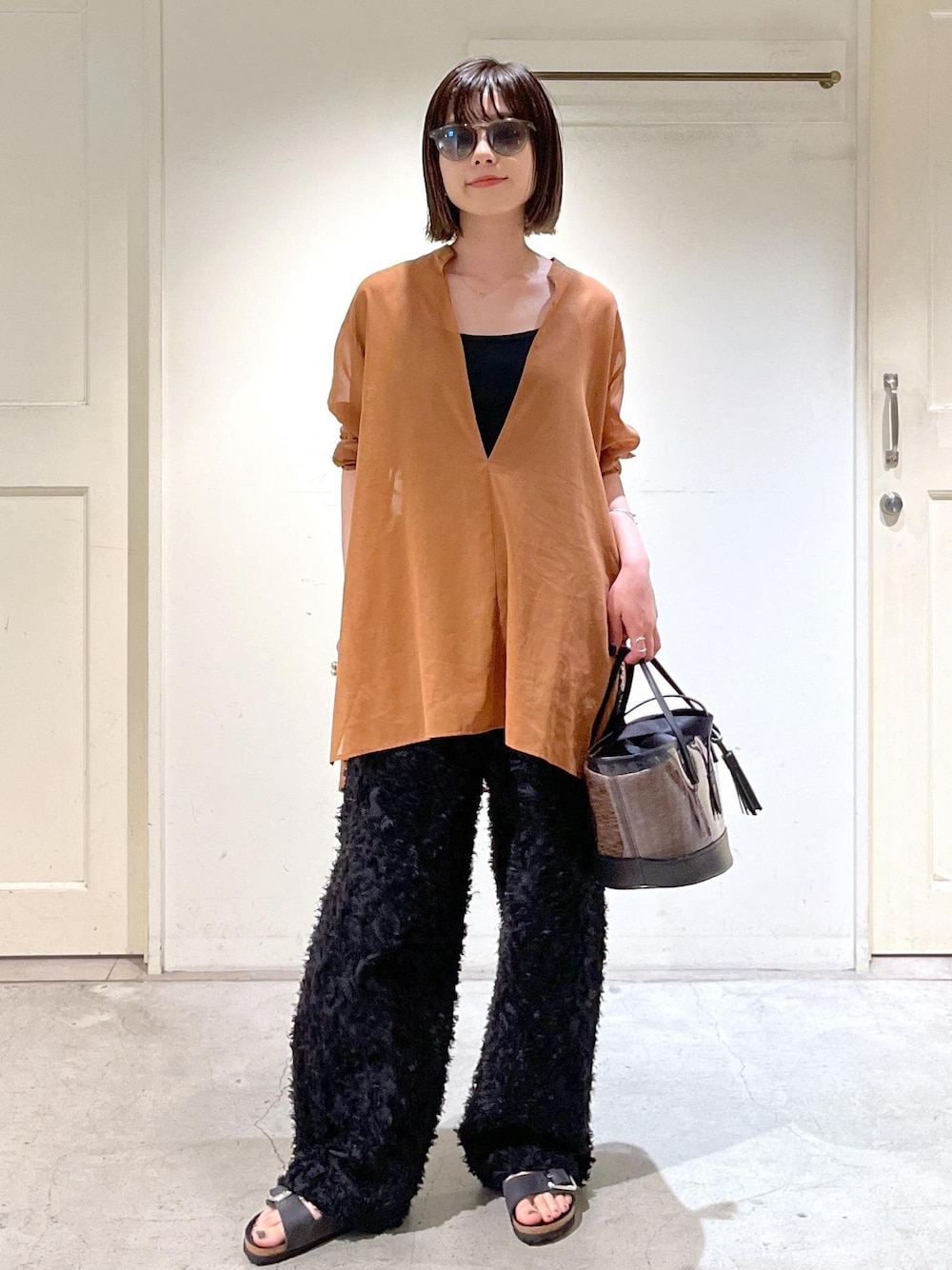 「オーガニックコットン、KINAN、タンクトップ、KIRYU、イージーパンツ、ジャガード、BIRKENSTOCK、Arizona Big Buckle LEOI、BAGMATI、クリアバッグ、messy weekend、サングラス、snapme_ap_sheer、ブラウン、カゴバッグ」｜「BIRKENSTOCKの【BIRKENSTOCK】Arizona Big Buckle LEOI（サンダル、ブラック系）」を使った、michiruさん（レディース・156cm）の春コーディネートの1枚目の写真