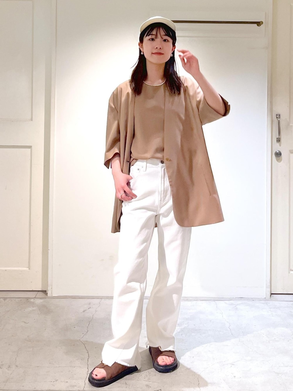 「Americana for SALON、半袖ジャケット、ノーカラー、2way、デニム、ホワイト、MOHI、ERICKA NICOLAS BEGAY、初春コーデ、春コーデ、お仕事コーデ、セレモニーコーデ、授業参観日コーデ、デートコーデ、お出かけコーデ」｜「MOHIの【MOHI（モヒ）】バックルベルトサンダル（サンダル、ブラウン系）」を使った、michiruさん（レディース・156cm）の春コーディネートの1枚目の写真