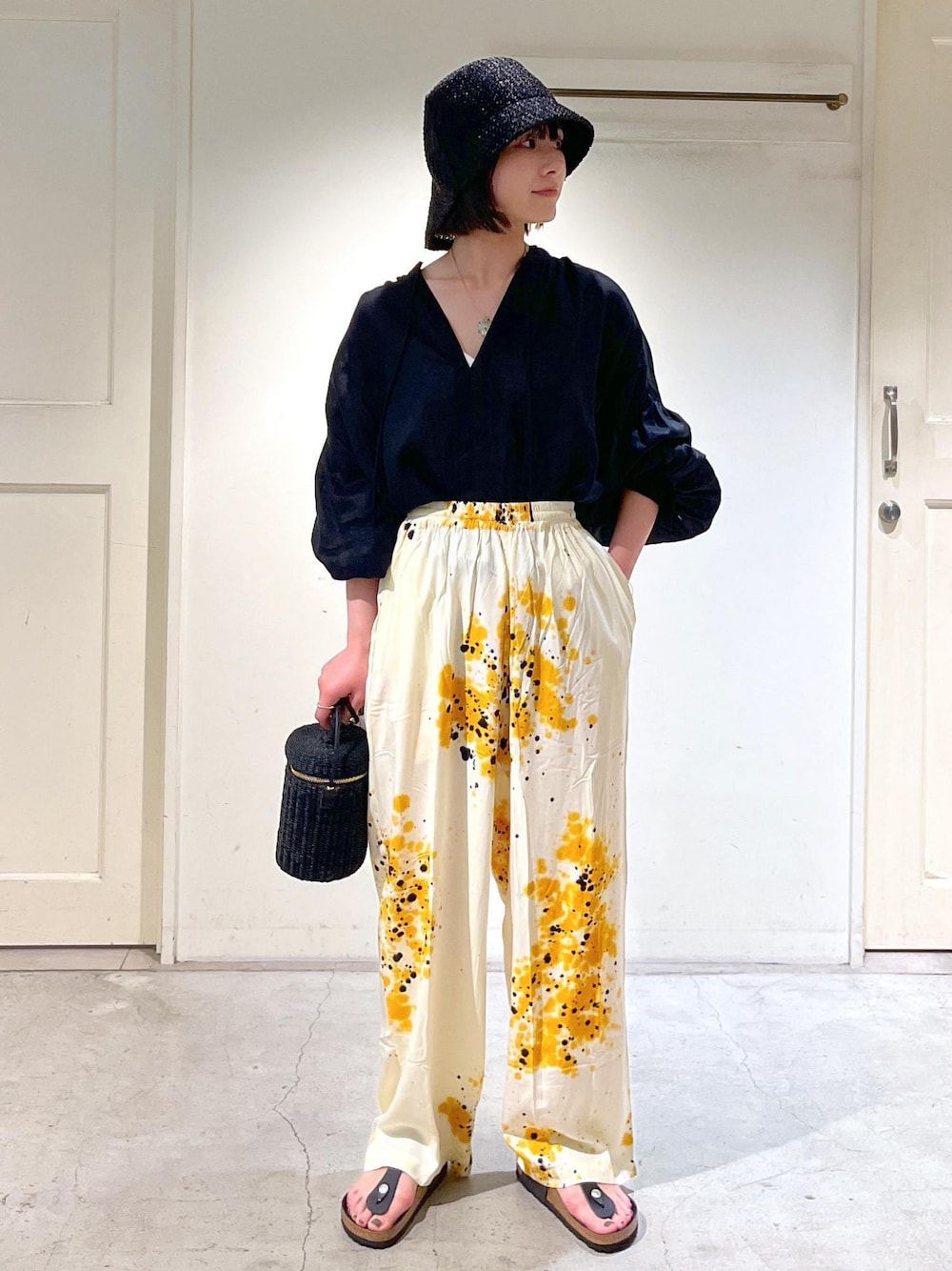 「ノルマンディリネン、SUKU HOME、ルームウェア、パジャマ、BIRKENSTOCK、サンダル、Gizeh Big Buckle LEOI、BAGMATI、ショルダーバッグ、La Maison de Lyllis、帽子、ERWIN、ブラック、ブラウス、パンツ」｜「The Bagmatiの【BAGMATI（バグマティ）】ABACA / POLYESTER（ショルダーバッグ、ブラック系）」を使った、michiruさん（レディース・156cm）の春コーディネートの1枚目の写真