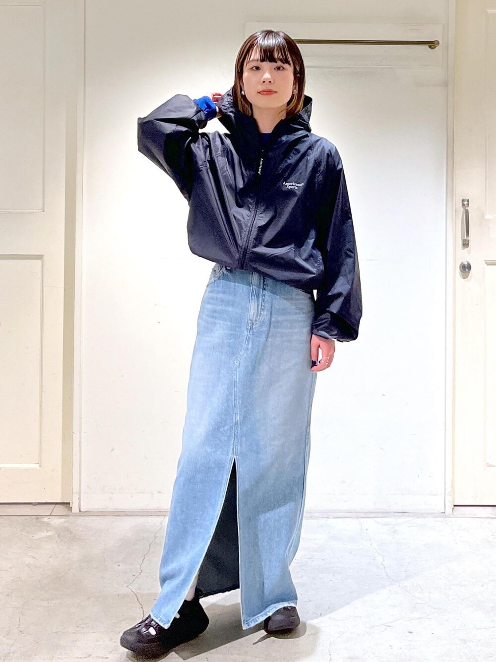 「Americana、ナイロンパーカー、シアー、RED CARD TOKYO、Cameron、デニムスカート、KEEN、WK450 SANDAL、BAGMATI、トートバッグ、ブラック、スカート、ブルー、デニム、サンダル」｜「SALON adam et rope'のシアークルーネックロングスリーブTシャツ（Tシャツ/カットソー、ブルー系）」を使った、michiruさん（レディース・156cm）の春コーディネートの1枚目の写真