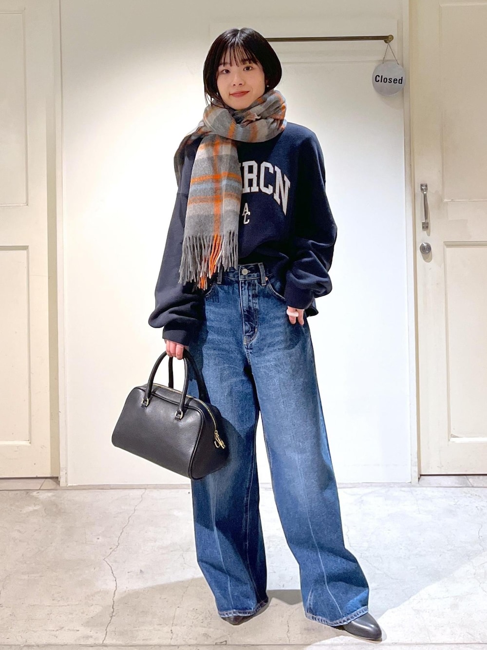 「Americana、スウェット、クロップド丈、プルオーバー、ロゴ、ネイビー、smile cotton、ハイネック、Tシャツ、ホワイト、インナー、デニム、バギーパンツ、ショートブーツ、REMME」｜「AULENTTIの【AULENTTI（オーレンティ）】DOLLAROボストンバッグ（ボストンバッグ、ブラック系）」を使った、michiruさん（レディース・156cm）の冬コーディネートの1枚目の写真