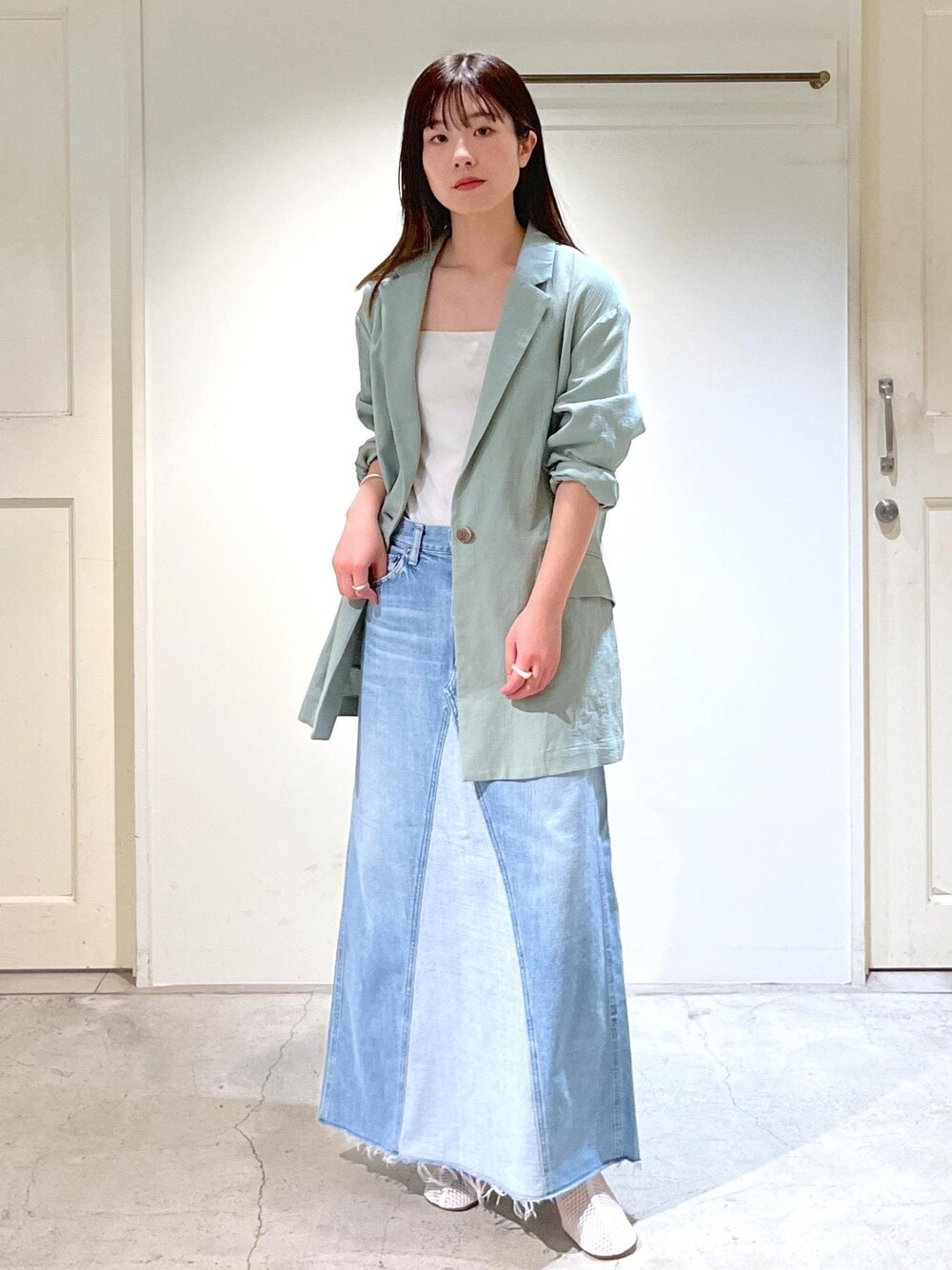 「春ジャケット、羽織、オーガニックコットン、グリーン、PELLICO SUNNY、redcardtokyo、Vivan、デニムスカート、初春コーデ、春コーデ、デートコーデ、お出かけコーデ、旅行コーデ、推し活コーデ、女子会コーデ」｜「SALON adam et rope'のオーガニックコットンダブルガーゼジャケット（テーラードジャケット、グリーン系）」を使った、michiruさん（レディース・156cm）の春コーディネートの1枚目の写真