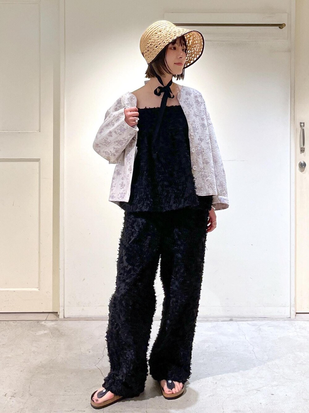 「Pheeta、ジャケット、リバーシブル、ラベンダー、KIRYU、キャミソール、ジャガード、BIRKENSTOCK、Gizeh Big Buckle LEOI、chisaki、麦わら帽子、Ryou、ブラック、ノースリーブ、パンツ」｜「SALON adam et rope'のKIRYUコーラルフラワーカットジャガードキャミソール【セットアップ対応】（キャミソール、ブラック系）」を使った、michiruさん（レディース・156cm）の春コーディネートの1枚目の写真