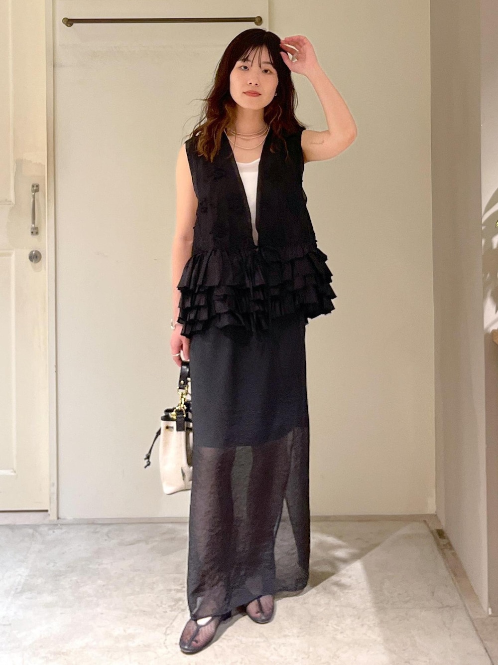 「crinkle crinkle crinkle、ベスト、ジレ、タイトスカート、REMME、Brady、ELY、ミニバッグ、ERICKA NICOLAS BEGAY、シルバー925、フリルベスト、初夏コーデ、夏コーデ、デートコーデ、お出かけコーデ」｜「REMMEの【REMME(レメ)】メッシュフラットシューズ（パンプス、ブラック系）」を使った、michiruさん（レディース・156cm）の春コーディネートの1枚目の写真