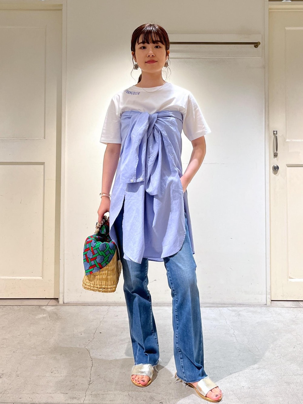 「23SS夏の新作、骨格ウェーブ、ブルベ、低身長、Tシャツ、GOOD LUCK COMES、シャツ、Americana、アメリカーナ、あづま袋、redcardtokyo、サロンアダムエロペ、Marmalade Midrise、マーマレード、カゴバッグ」｜「AMERICANAの【WEB限定】【Americana（アメリカーナ）】レギュラーカラービッグシャツ（シャツ/ブラウス、ブルー系）」を使った、michiruさん（レディース・156cm）の夏コーディネートの1枚目の写真