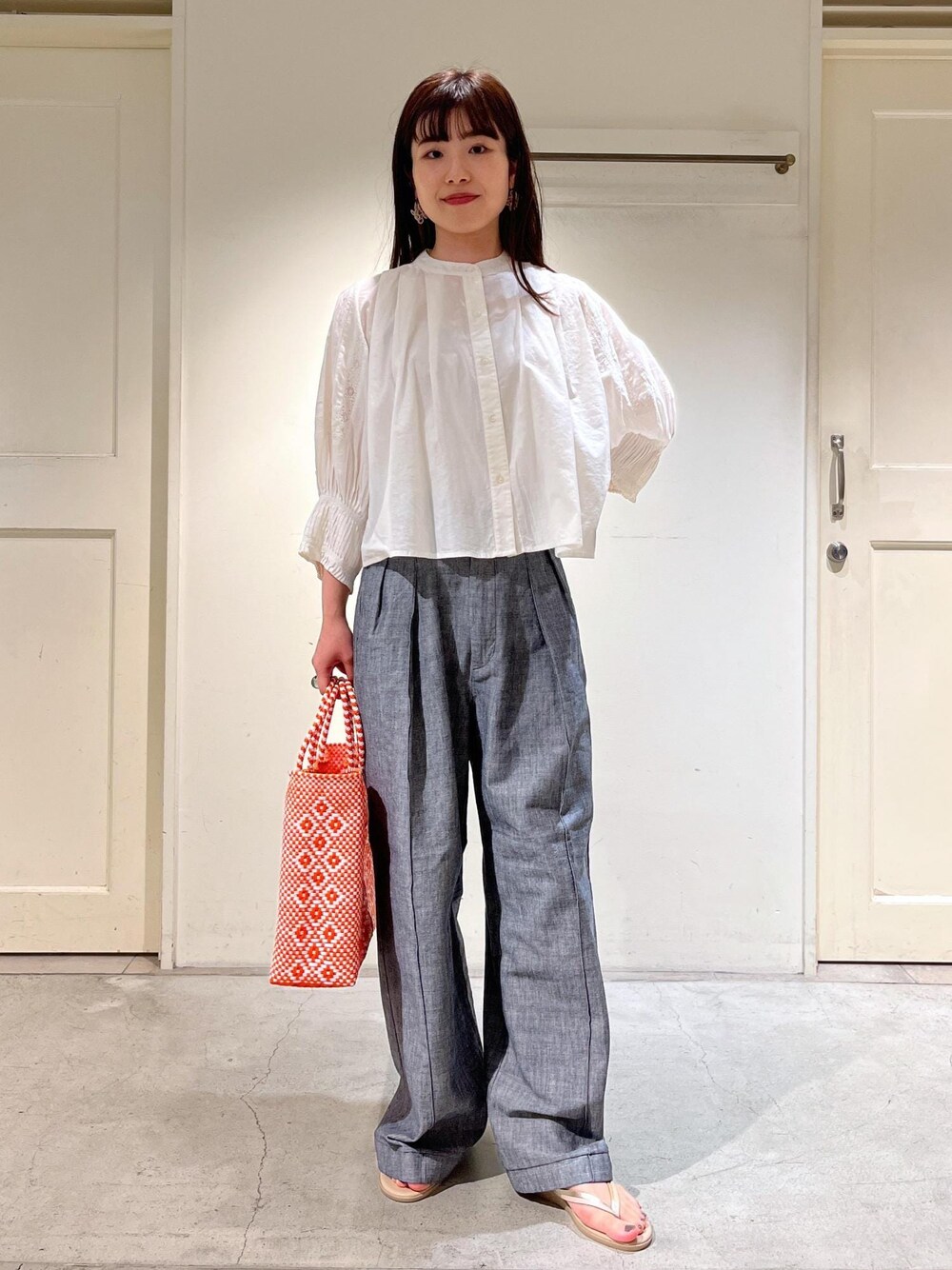 「骨格ウェーブ、ブルベ、低身長、NICOLAS LAINAS、Letra、サロンアダムエロペ、カゴバッグ、ブラウス、夏コーデ、休日スタイル、デニム、お出かけコーデ、SALON　adam et rope'、レトラ」｜「NICOLAS LAINASの【NICOLAS LAINAS（ニコラスライナス）】コンフォートソールトングサンダル（サンダル、ベージュ系）」を使った、michiruさん（レディース・156cm）の夏コーディネートの1枚目の写真