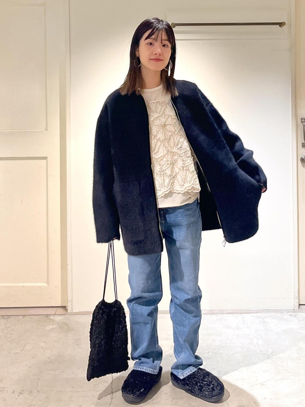 「フォックスカシミヤ、アウター、ブラック、Tシャツ、ベロア、シアー、ホワイト、レース、フラワー、RED CARD TOKYO、デニム、SUBU、スリッポン、秋コーデ、初冬コーデ」｜「SALON adam et rope'のフォックスカシミヤノーカラーブルゾン（ブルゾン、ブラック系）」を使った、michiruさん（レディース・156cm）の冬コーディネートの1枚目の写真