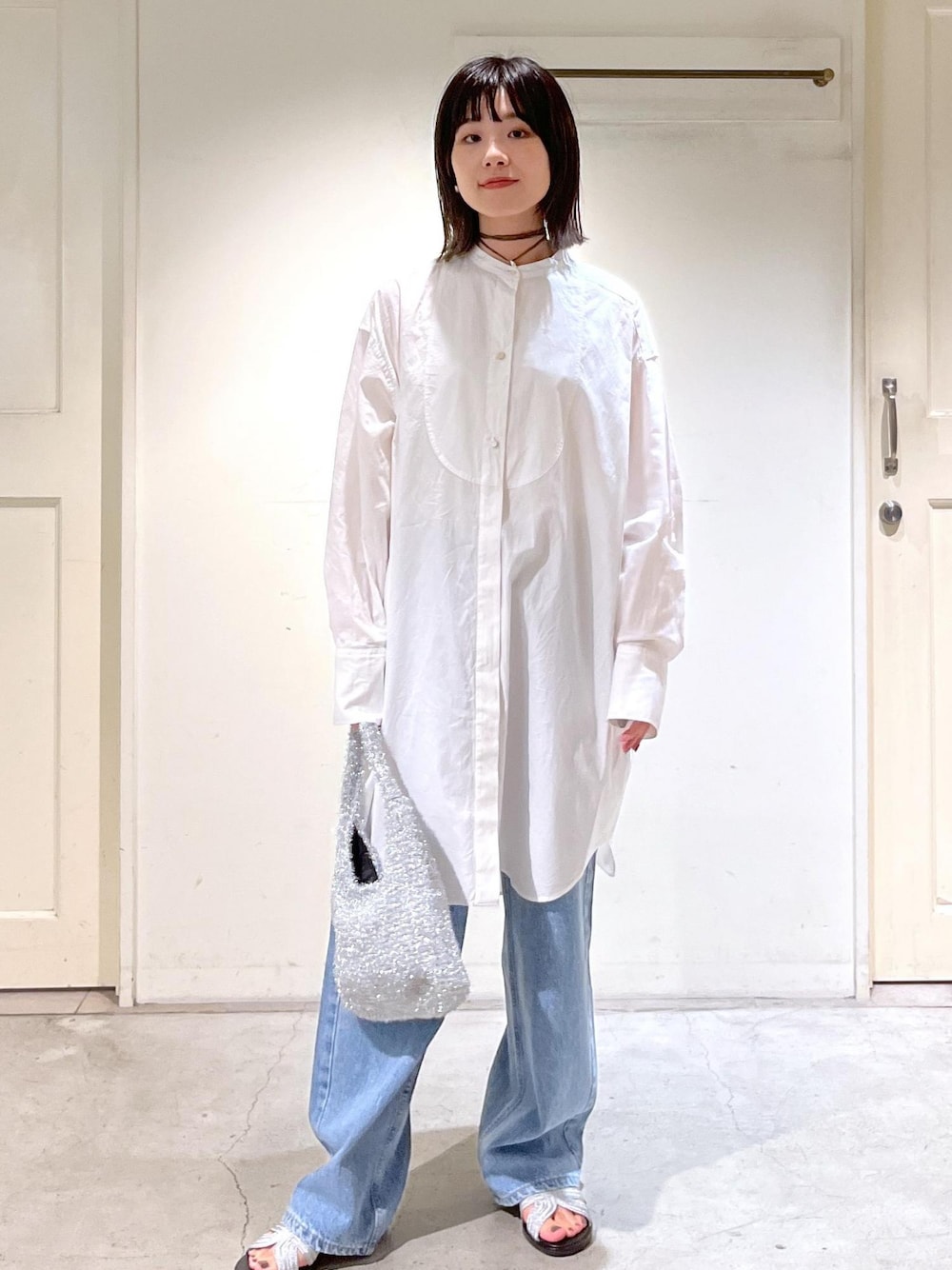 「audrey hepburn、audrey hepburn collection by jun、オードリー・ヘプバーン、オードリー・ヘプバーンコレクションバイジュン、RED CARD TOKYO、レッドカートーキョー、DAKOTA、P.NINA、VINILO、シルバー、ミニバッグ、ラメ、ハンドバッグ、ホワイト、シャツ」｜「SALON adam et rope'のラメワンハンドルミニバッグ（ハンドバッグ、シルバー系）」を使った、michiruさん（レディース・156cm）の夏コーディネートの1枚目の写真