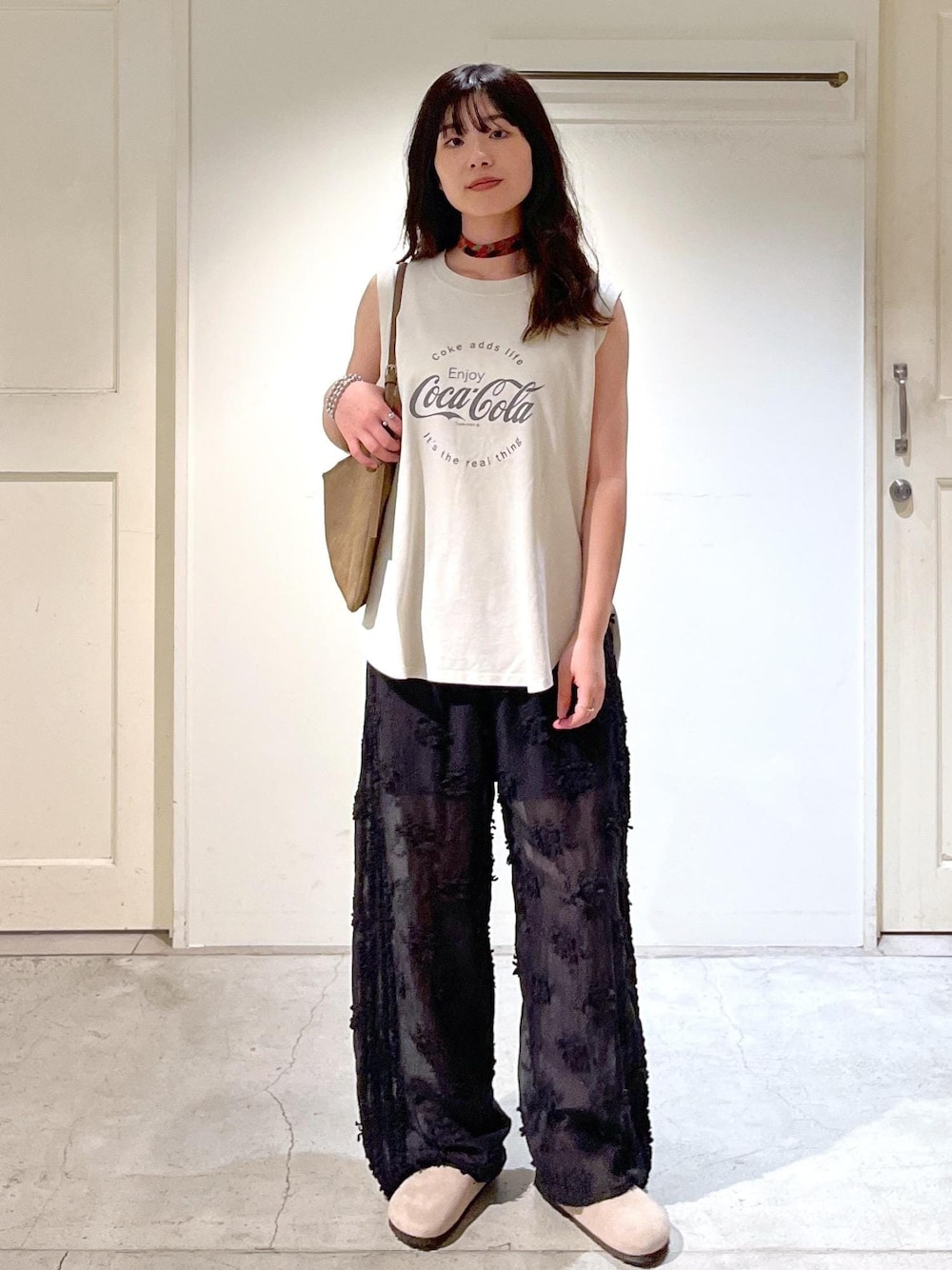 「Coca-Cola COLLECTION by JUN、Coca-Cola、コカ・コーラ、ロゴ、ベージュ、crinkle crinkle crinkle、シアー、ブラック、BIRKENSTOCK、Boston、WS、Ultrasuede(R)、初夏コーデ、夏コーデ、初秋コーデ」｜「BIRKENSTOCKの【BIRKENSTOCK(ビルケンシュトック)】Boston/ボストン（サンダル、グレー系）」を使った、michiruさん（レディース・156cm）の夏コーディネートの1枚目の写真