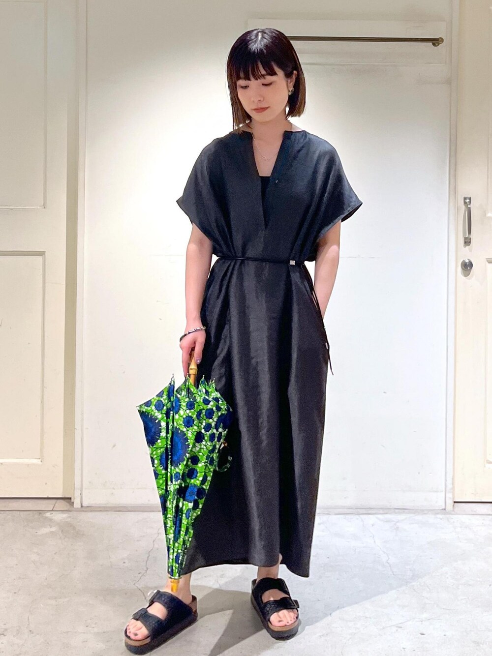 「カフタンワンピース、シャイニー、タンクトップ、KINAN、BIRKENSTOCK、Arizona、bonbonstore、日傘、ブラック、メッシュ、ワンピース、サンダル、サロンアダムエロペ、SALON adam et ropé、24SS夏の新作」｜「BIRKENSTOCKの【BIRKENSTOCK】Arizona Platform Flex Mesh（サンダル、ブラック系）」を使った、michiruさん（レディース・156cm）の春コーディネートの1枚目の写真