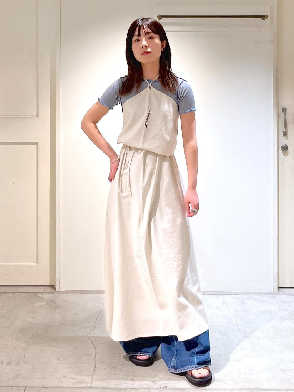 「Baserange、Tシャツ、シアー、ライトグレー、ホルターネックドレス、エプロン、ロング丈、ホワイト、オーガニックコットン、シルク、デニム、バギーデニム、ワイドパンツ、ブルー、MOHI」｜「SALON adam et rope'のセンタープレスバギーデニム（デニムパンツ、ブルー系）」を使った、michiruさん（レディース・156cm）の冬コーディネートの1枚目の写真