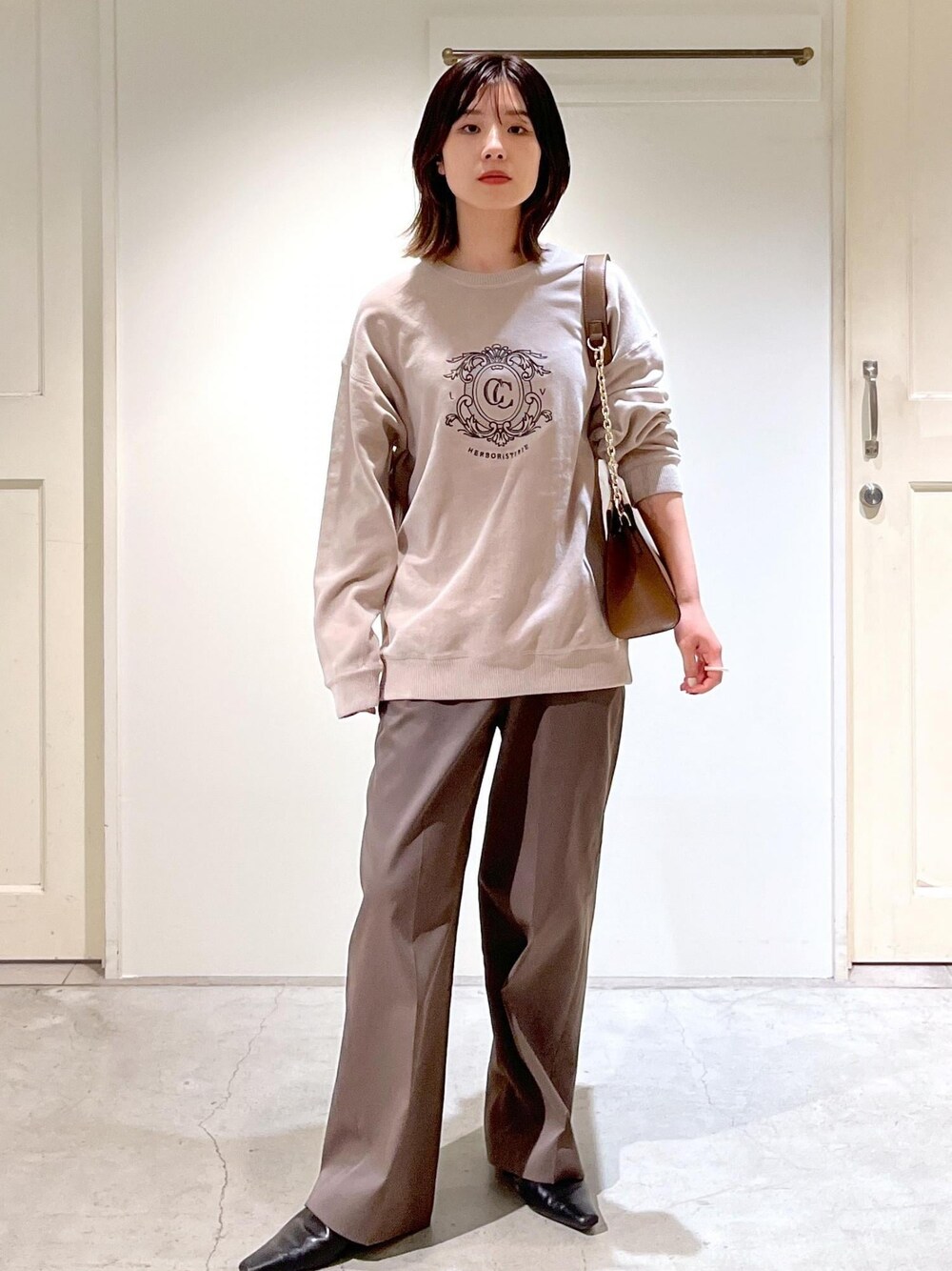 「CreamyCotton、クリーミーコットン、ベージュ、ブラウン、レザーバッグ、チェーンバッグ、プルオーバー、ロゴ、センタープレス、初秋コーデ、秋コーデ、初冬コーデ、お仕事コーデ、デートコーデ、お出かけコーデ」｜「SALON adam et rope'のエンブロイダリースウェット-CreamyCotton /クリーミーコットン-（スウェット、ベージュ系）」を使った、michiruさん（レディース・156cm）の夏コーディネートの1枚目の写真