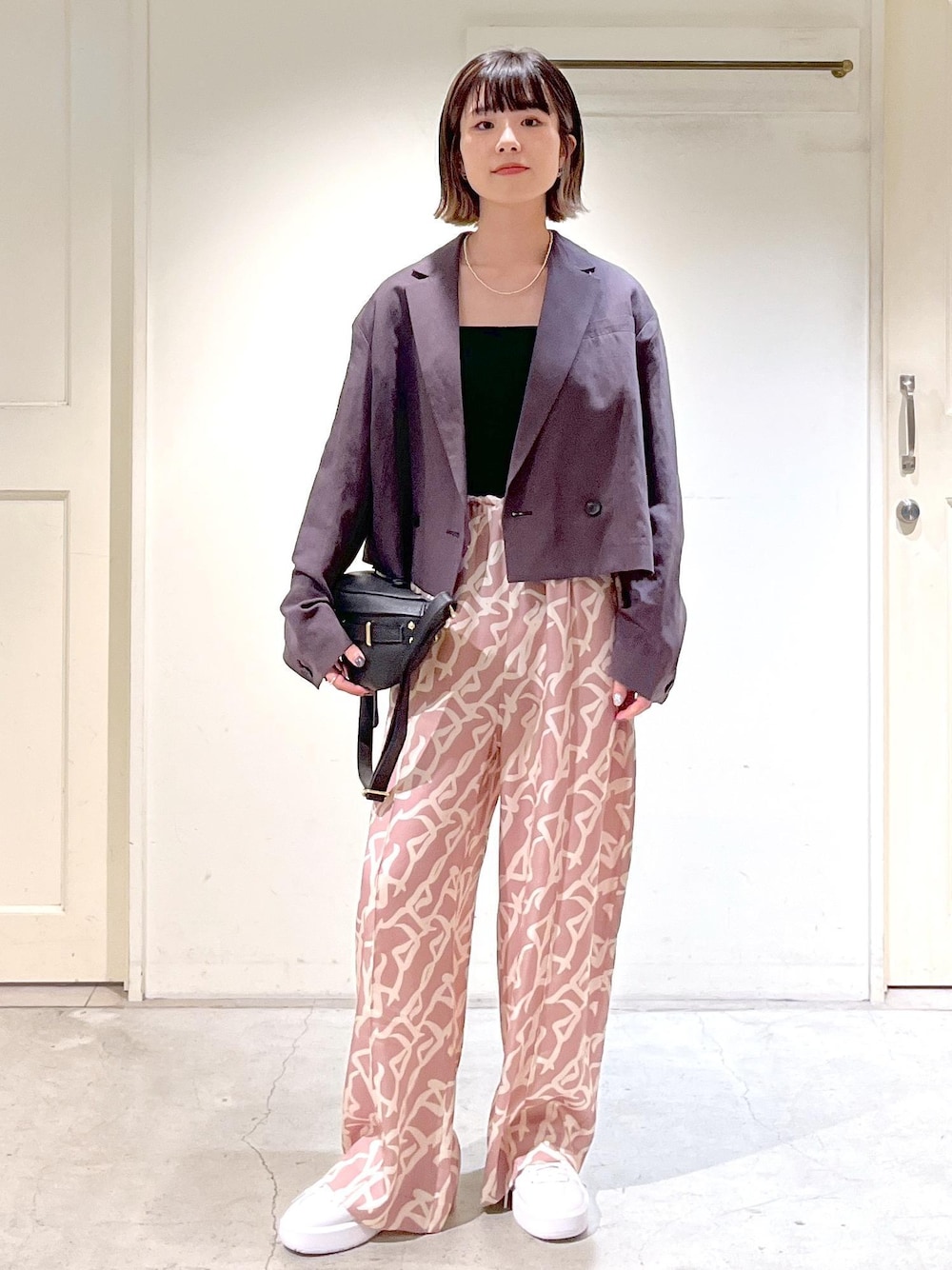 「ジャケット、チャコール、ベアトップ、シーサイドダンサー、ピンクベージュ、New Balance、CT302C、AULENTTI、ボディバッグ、ERICKA NICOLAS BEGAY、シルバーネックレス、ナバホパール、ブラック、ウエストポーチ、ウエストバッグ」｜「SALON adam et rope'のシーサイドダンサープリントパンツ【セットアップ対応】（その他パンツ、イエロー系）」を使った、michiruさん（レディース・156cm）の春コーディネートの1枚目の写真