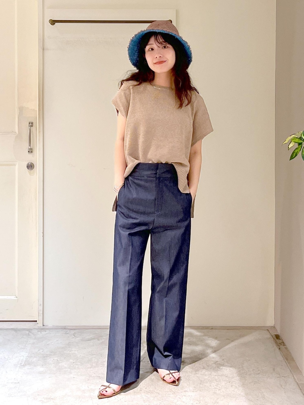「ペーパーヤーン、和紙、デニム、La Maison de Lyllis、LAPAZ、初夏コーデ、夏コーデ、デートコーデ、お出かけコーデ、旅行コーデ、アウトドアコーデ、推し活コーデ、女子会コーデ、大人カジュアル、パンツスタイル」｜「SALON adam et rope'のコットンライクスタイルアップパンツ（スラックス、ブルー系）」を使った、michiruさん（レディース・156cm）の夏コーディネートの1枚目の写真
