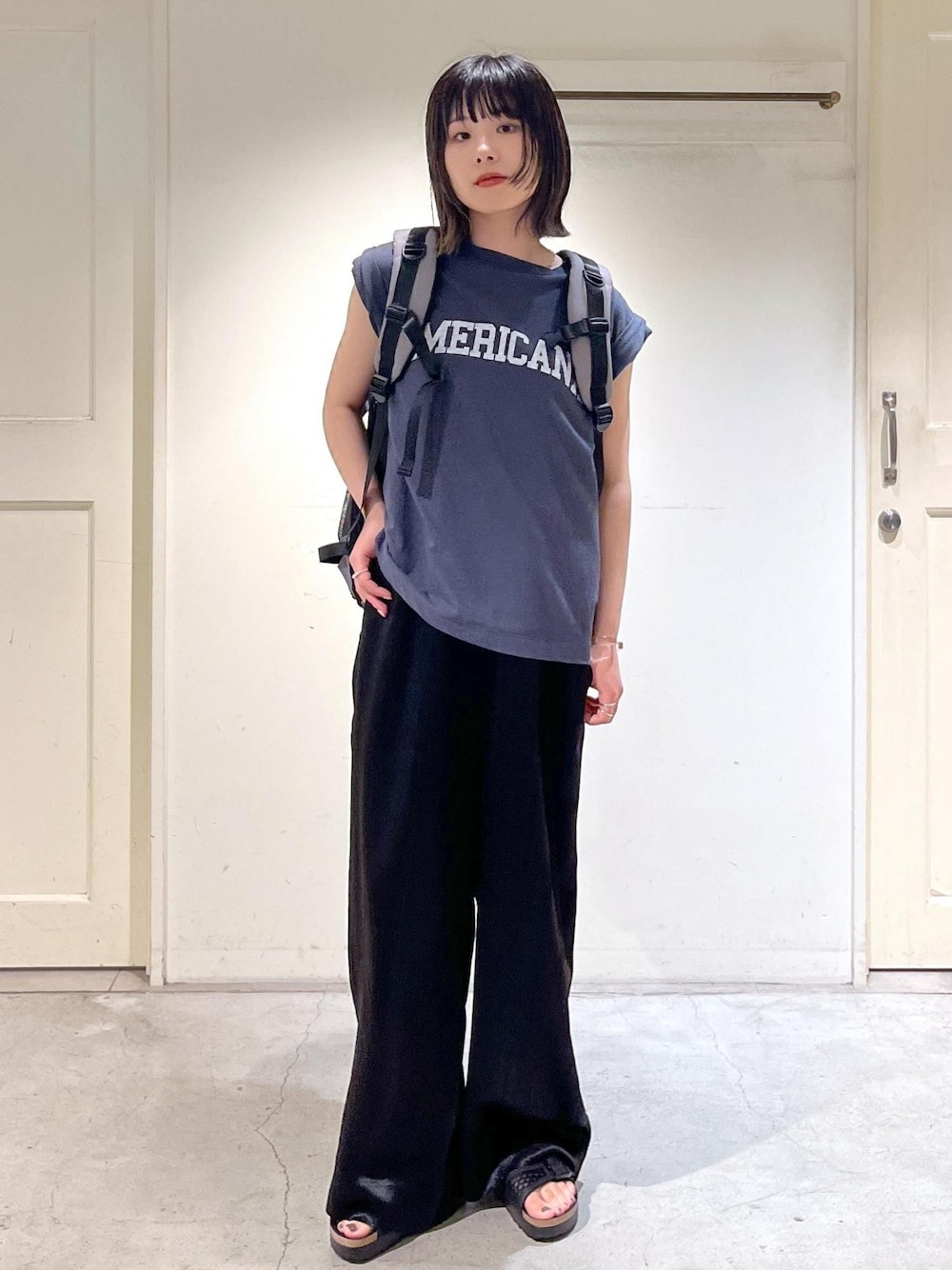 「夏コーデ、デザインTOPS、Americana、チャコール、オールインワン、アセテート、サテン、BIRKENSTOCK、Arizona Platform Flex Mesh、KiU for SALON、KiU、リュック、別注、アクティブコーデ、バックパック」｜「AMERICANAの【Americana（アメリカーナ）】ロゴプリントロールアップT2（Tシャツ/カットソー、ブラック系）」を使った、michiruさん（レディース・156cm）の夏コーディネートの1枚目の写真